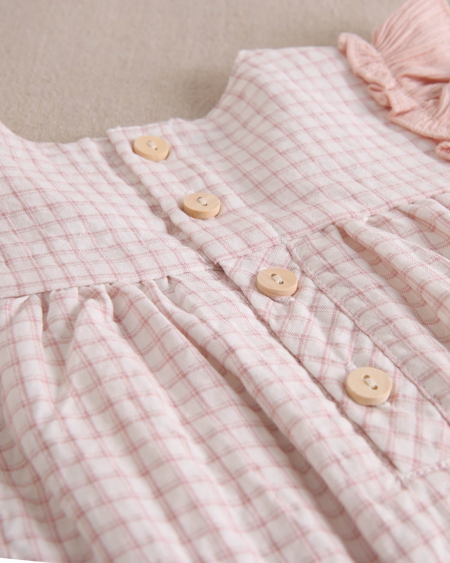Vestido bebé niña rosa de cuadros con volantes en hombros