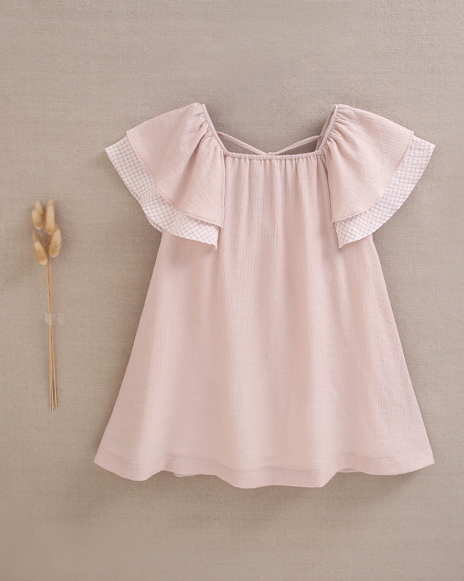 Vestido niña rosa con doble volante de cuadros en mangas