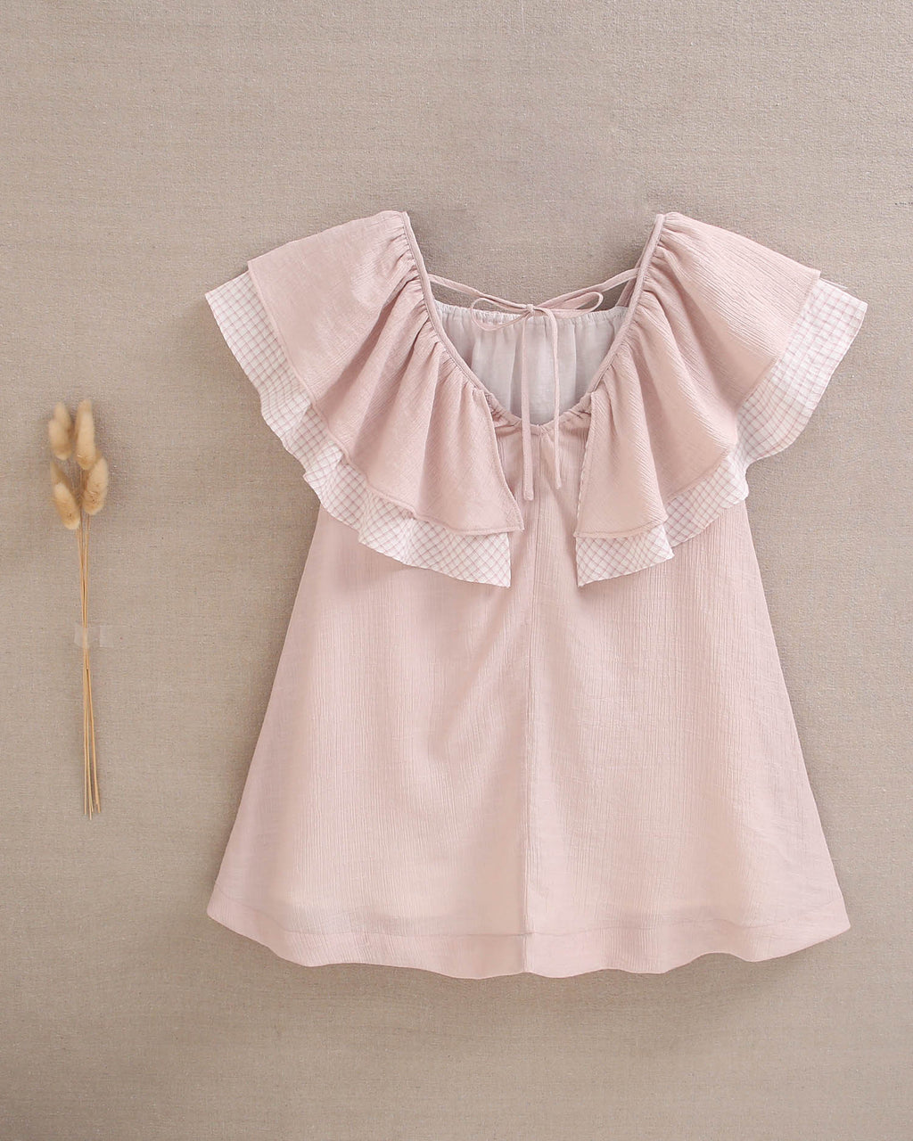 Vestido niña rosa con doble volante de cuadros en mangas