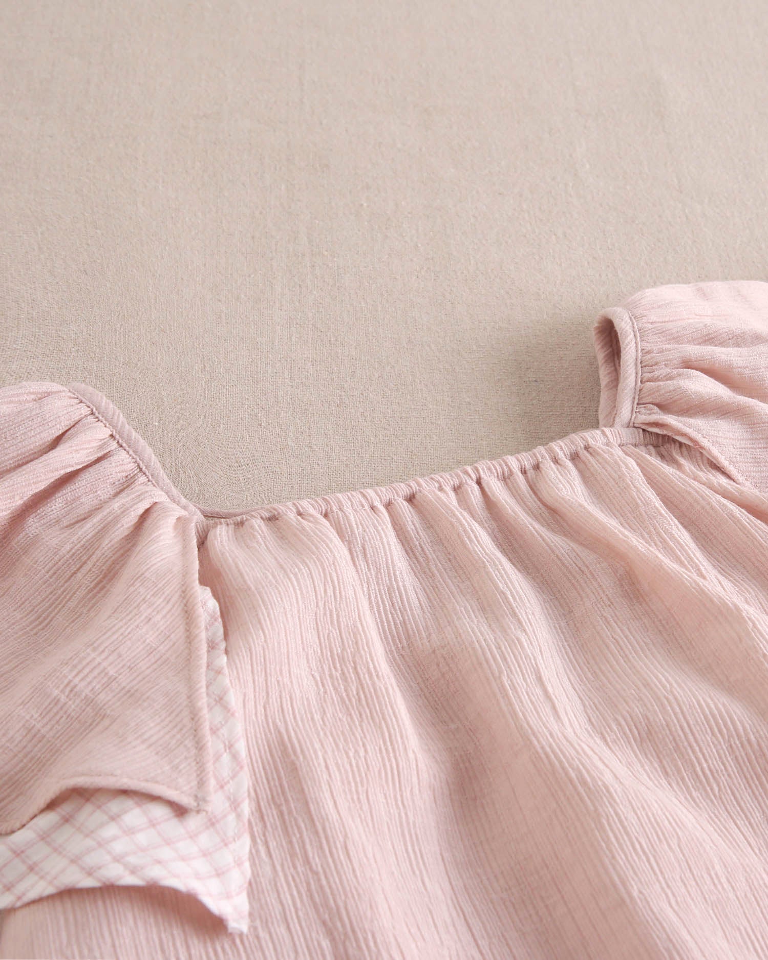 Vestido niña rosa con doble volante de cuadros en mangas