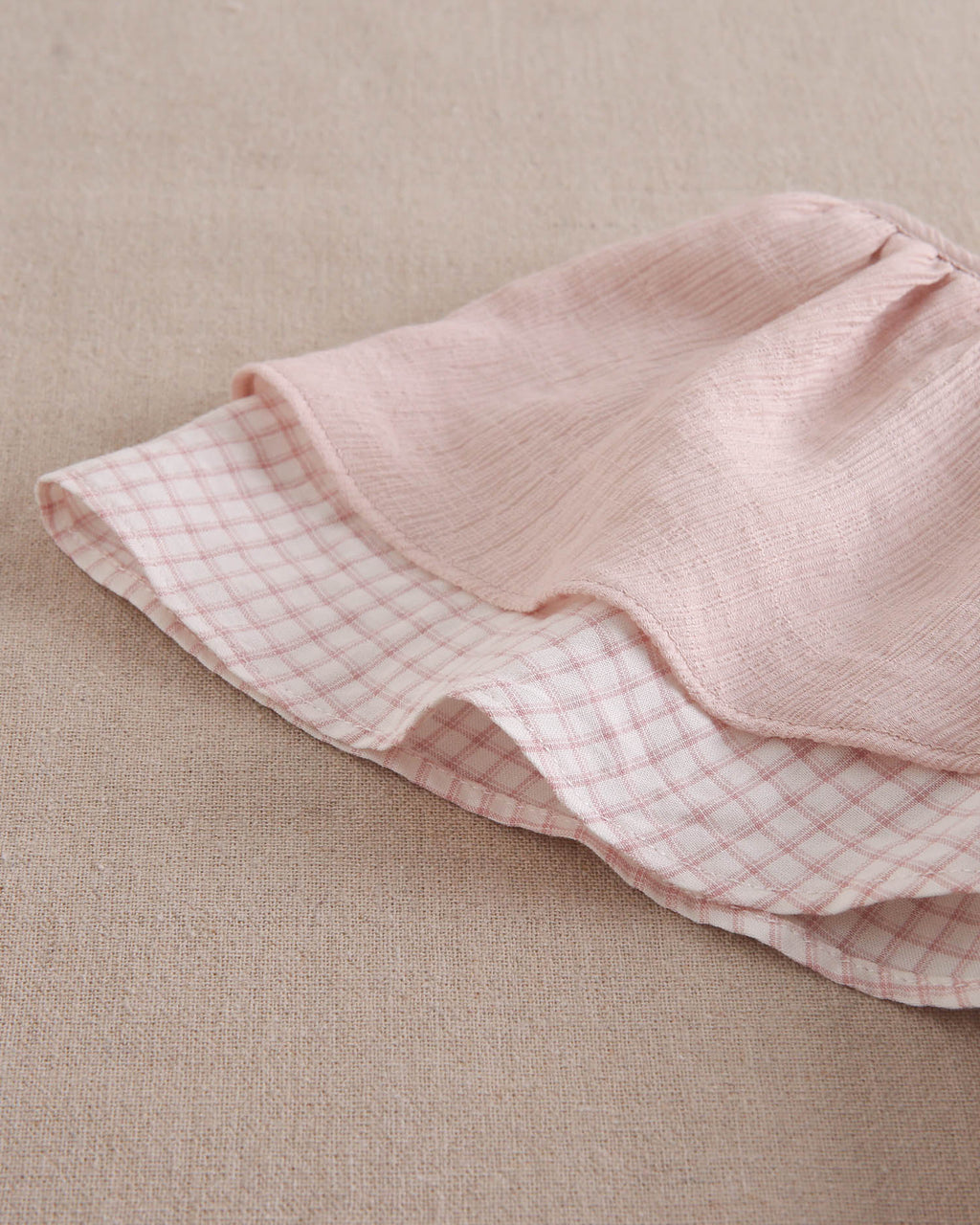 Vestido niña rosa con doble volante de cuadros en mangas