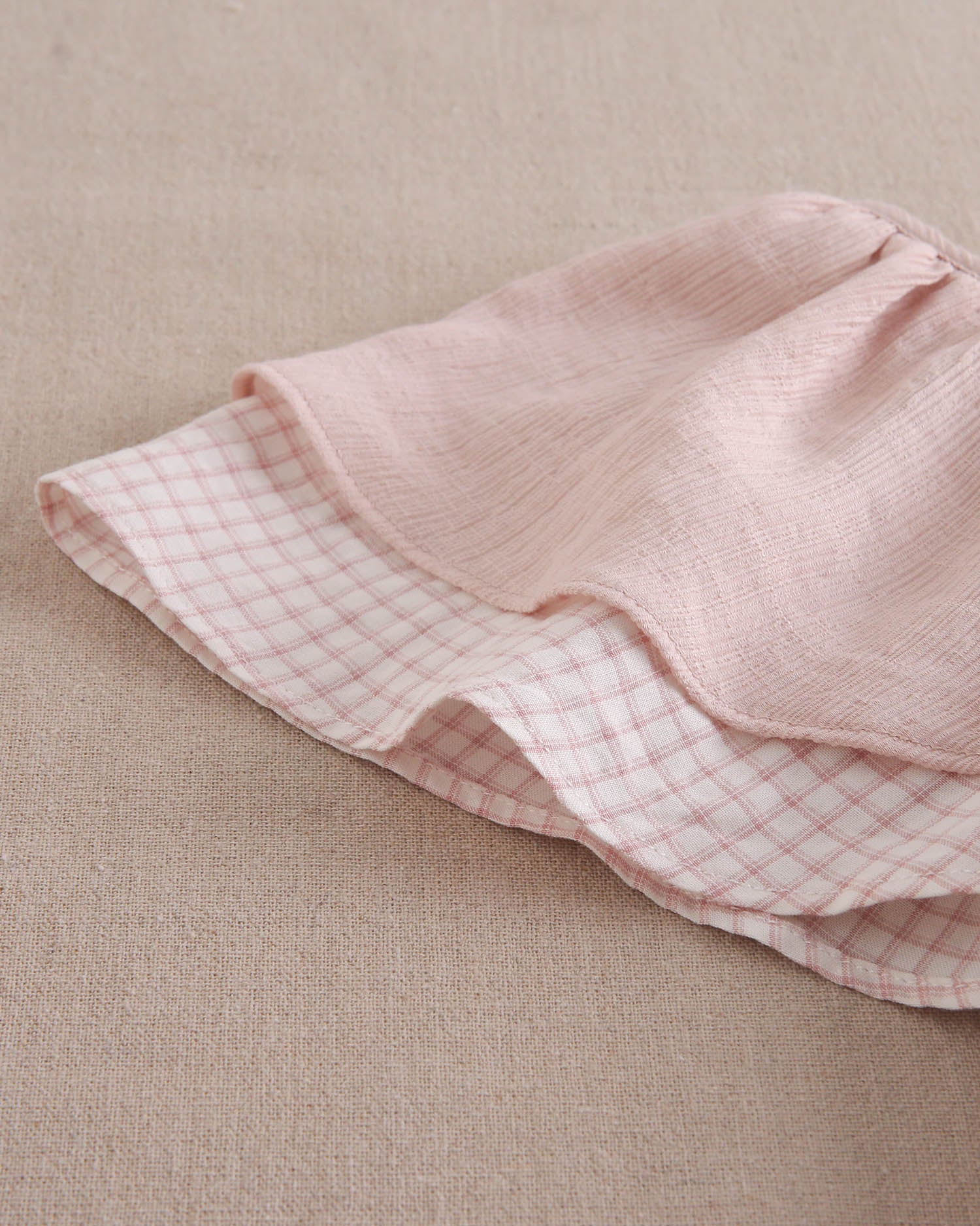 Vestido niña rosa con doble volante de cuadros en mangas