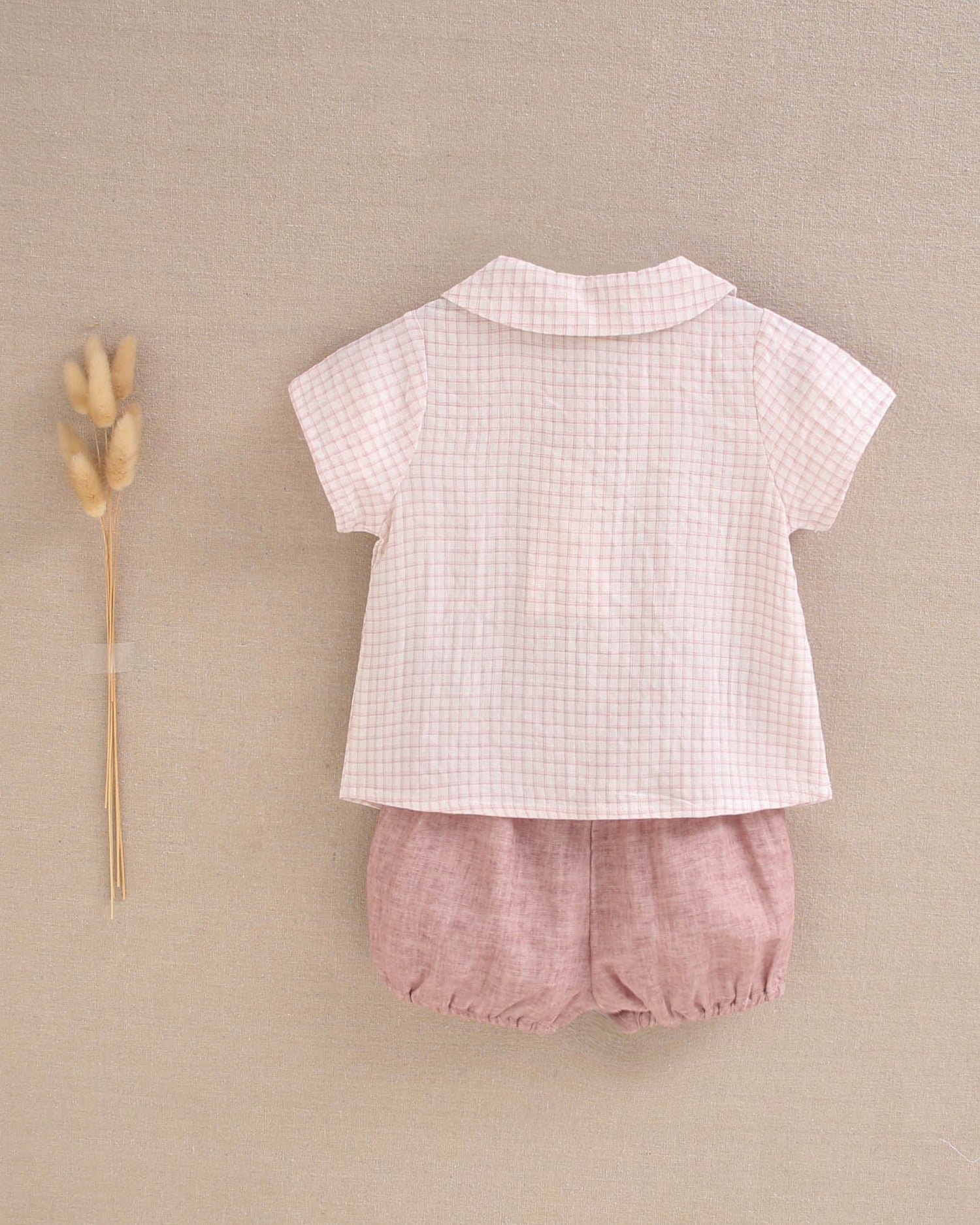 Conjunto bebé niño camisa de cuadro rosa y blanco, y short rosa palo lavado