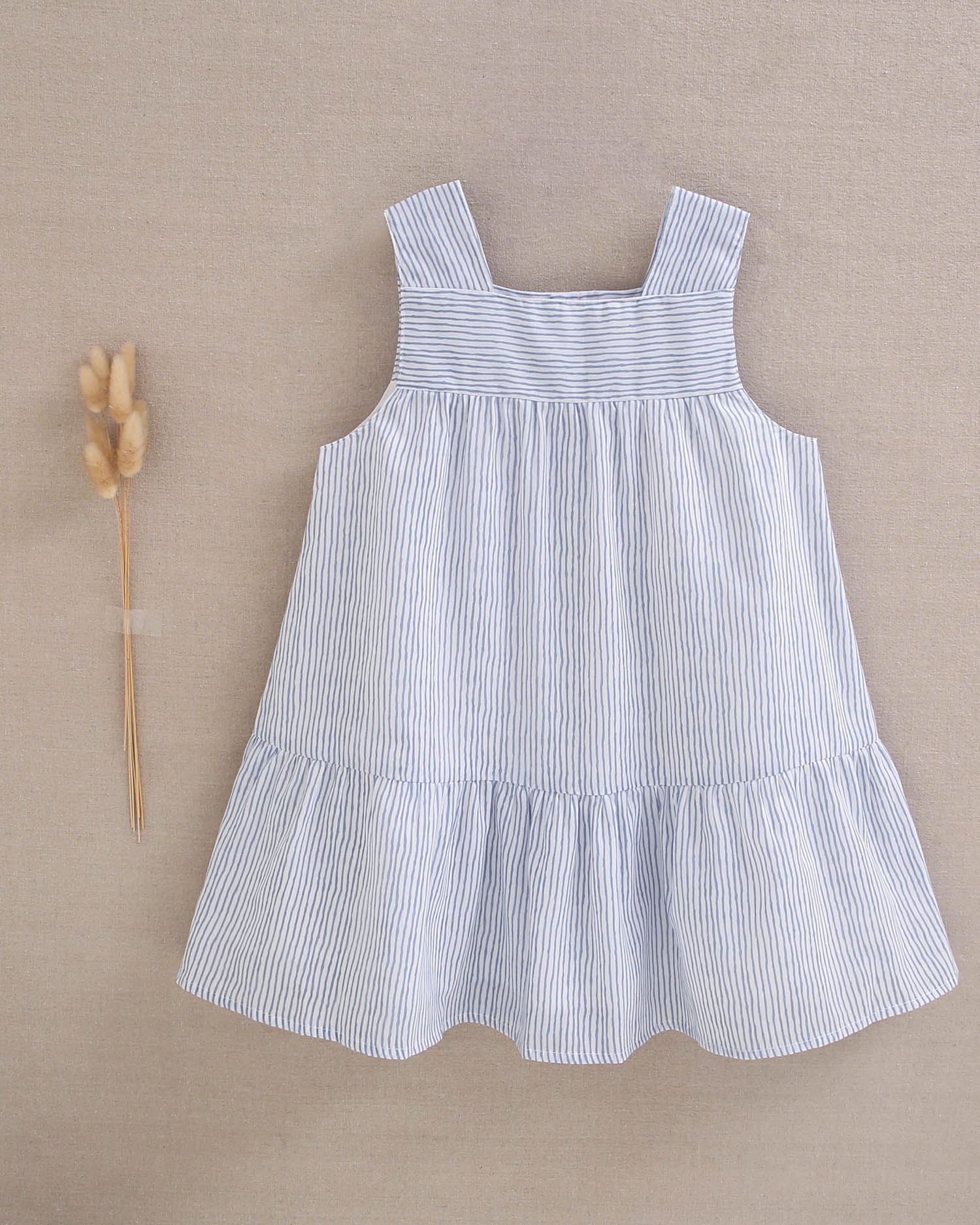 Vestido niña de tirantes con rayas blancas y azul pastel