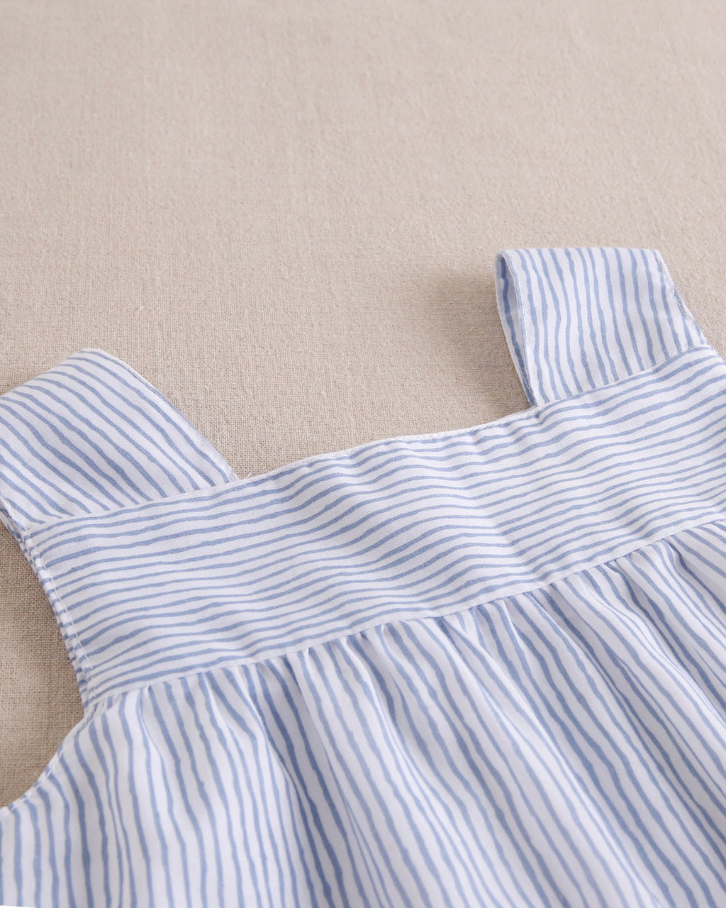 Vestido niña de tirantes con rayas blancas y azul pastel