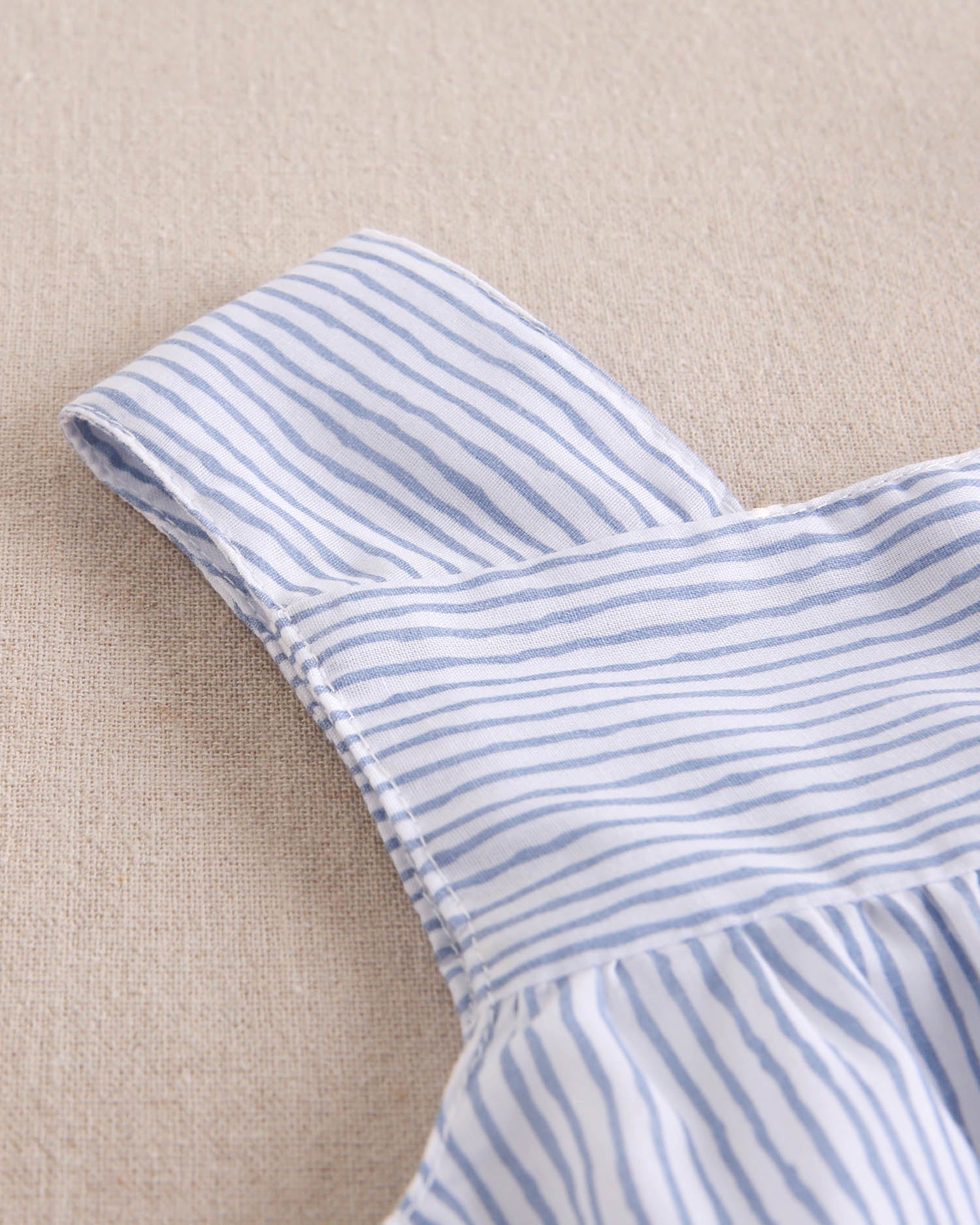 Vestido niña de tirantes con rayas blancas y azul pastel