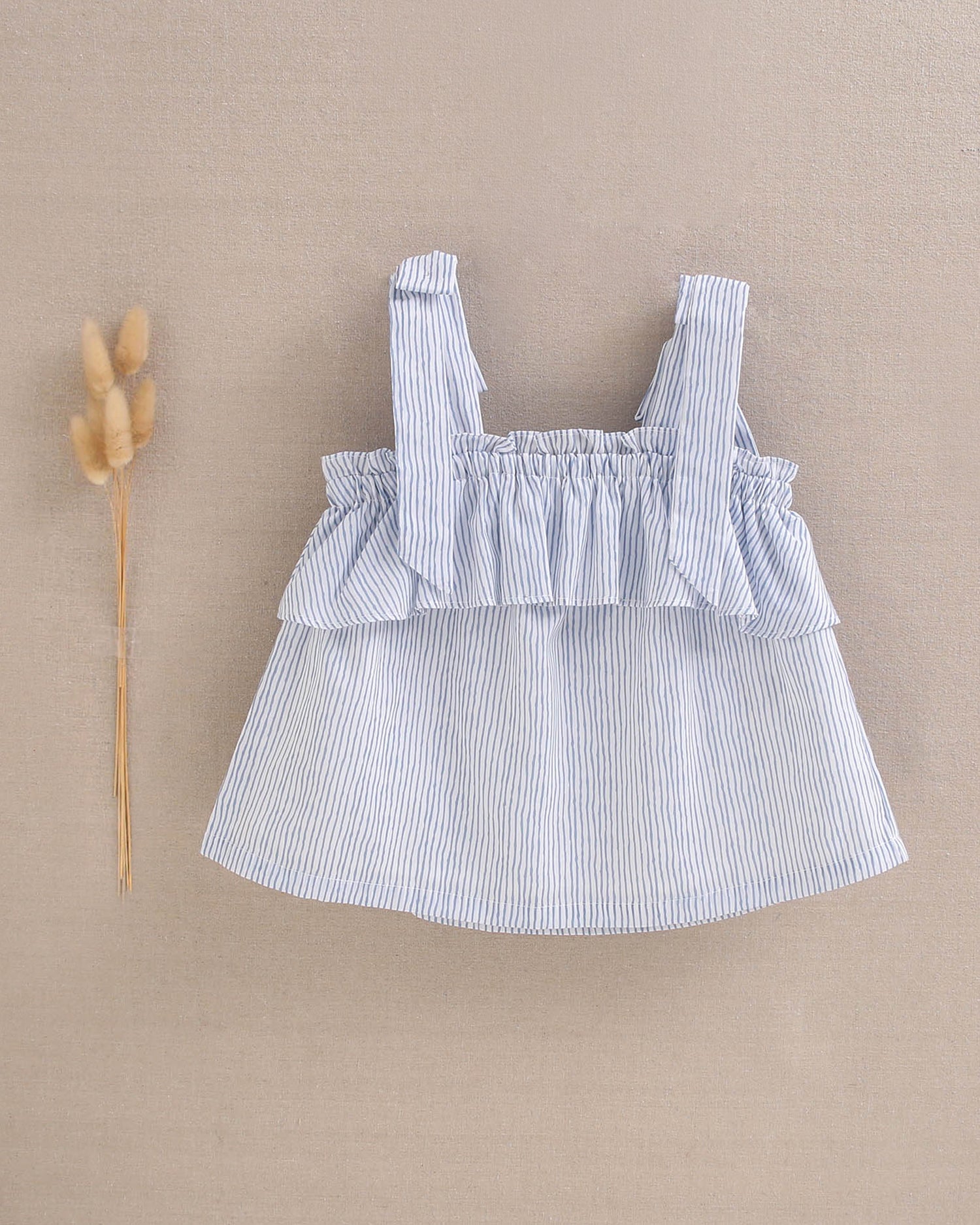 Blusa niña de rayas azules pastel y blancas con lazos en tirantes y volante