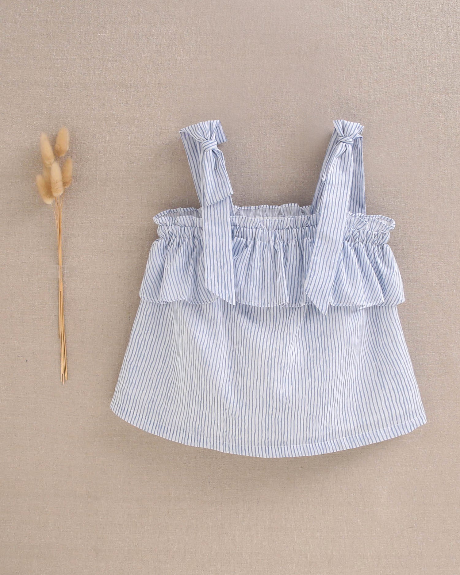 Blusa niña de rayas azules pastel y blancas con lazos en tirantes y volante