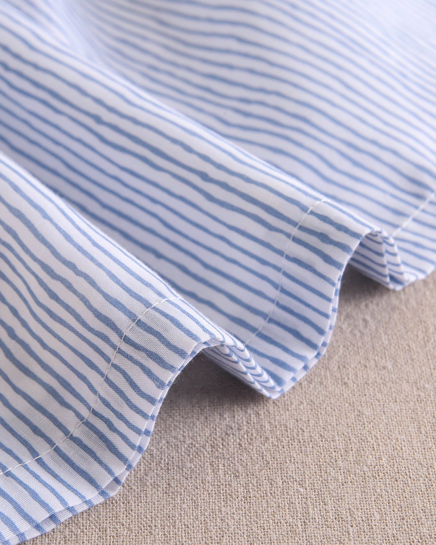 Blusa niña de rayas azules pastel y blancas con lazos en tirantes y volante
