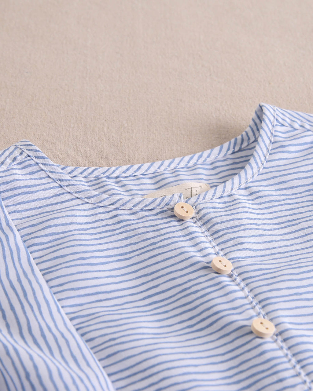Camisa niño de rayas azul pastel y blancas con pechera