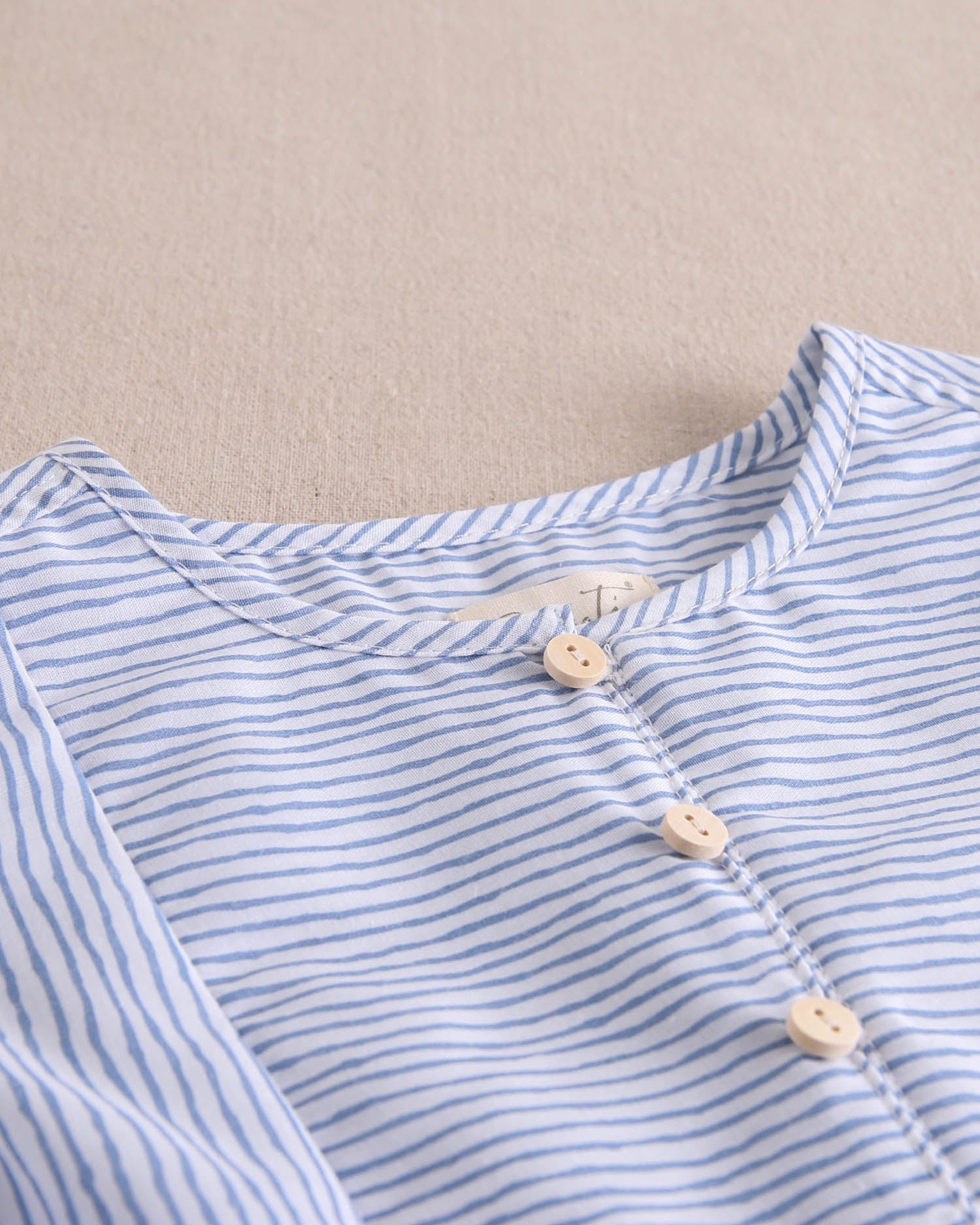 Camisa niño de rayas azul pastel y blancas con pechera