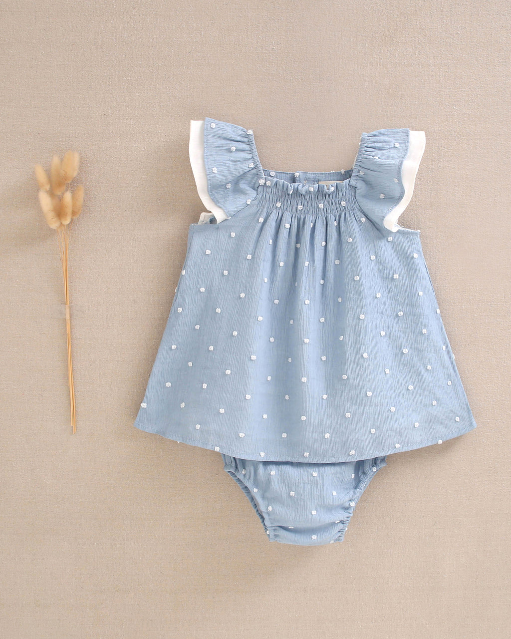 Vestido bebé niña de plumeti azul con topos blancos y volante en hombros