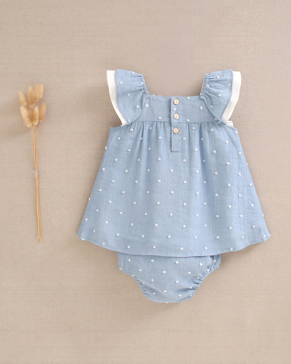 Vestido bebé niña de plumeti azul con topos blancos y volante en hombros