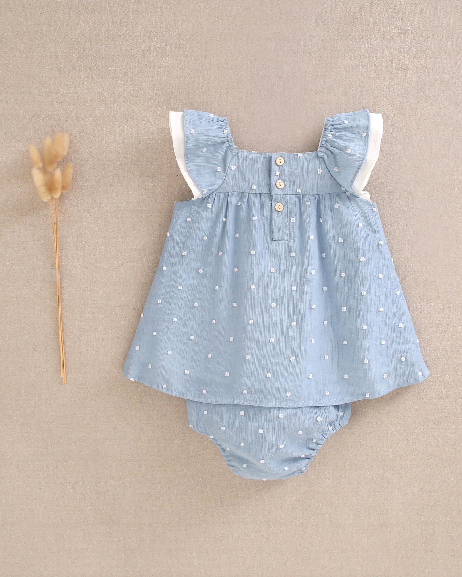 Vestido bebé niña de plumeti azul con topos blancos y volante en hombros