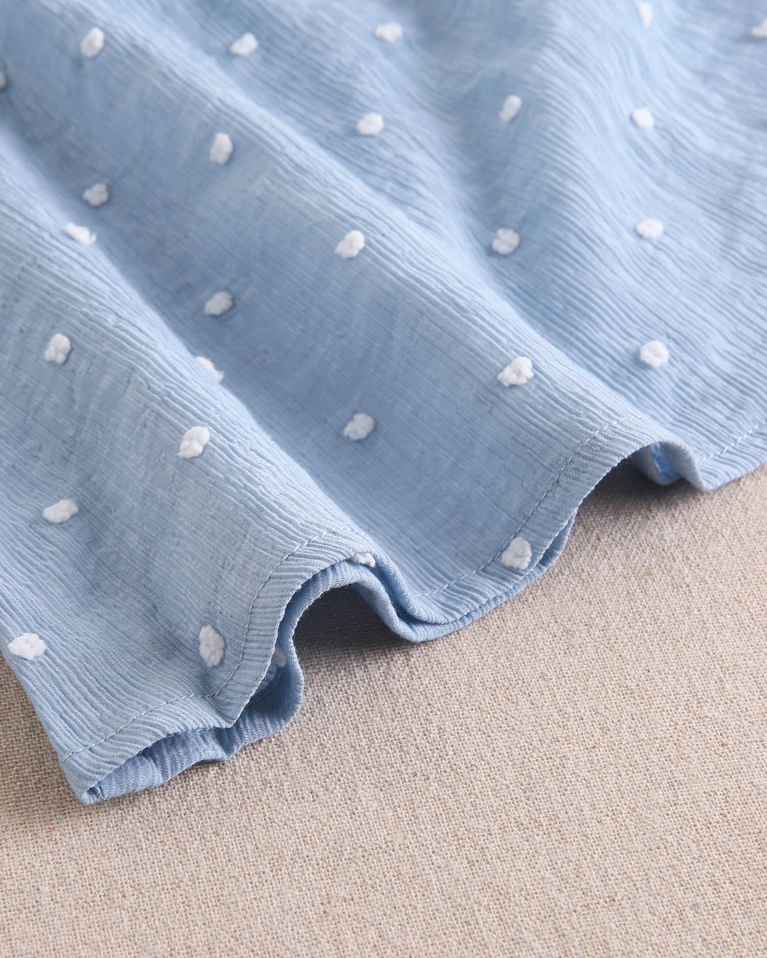 Vestido bebé niña de plumeti azul con topos blancos y volante en hombros