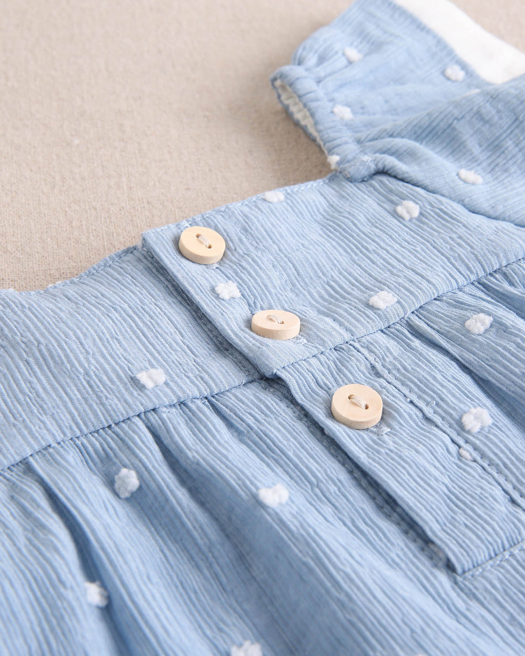 Vestido bebé niña de plumeti azul con topos blancos y volante en hombros