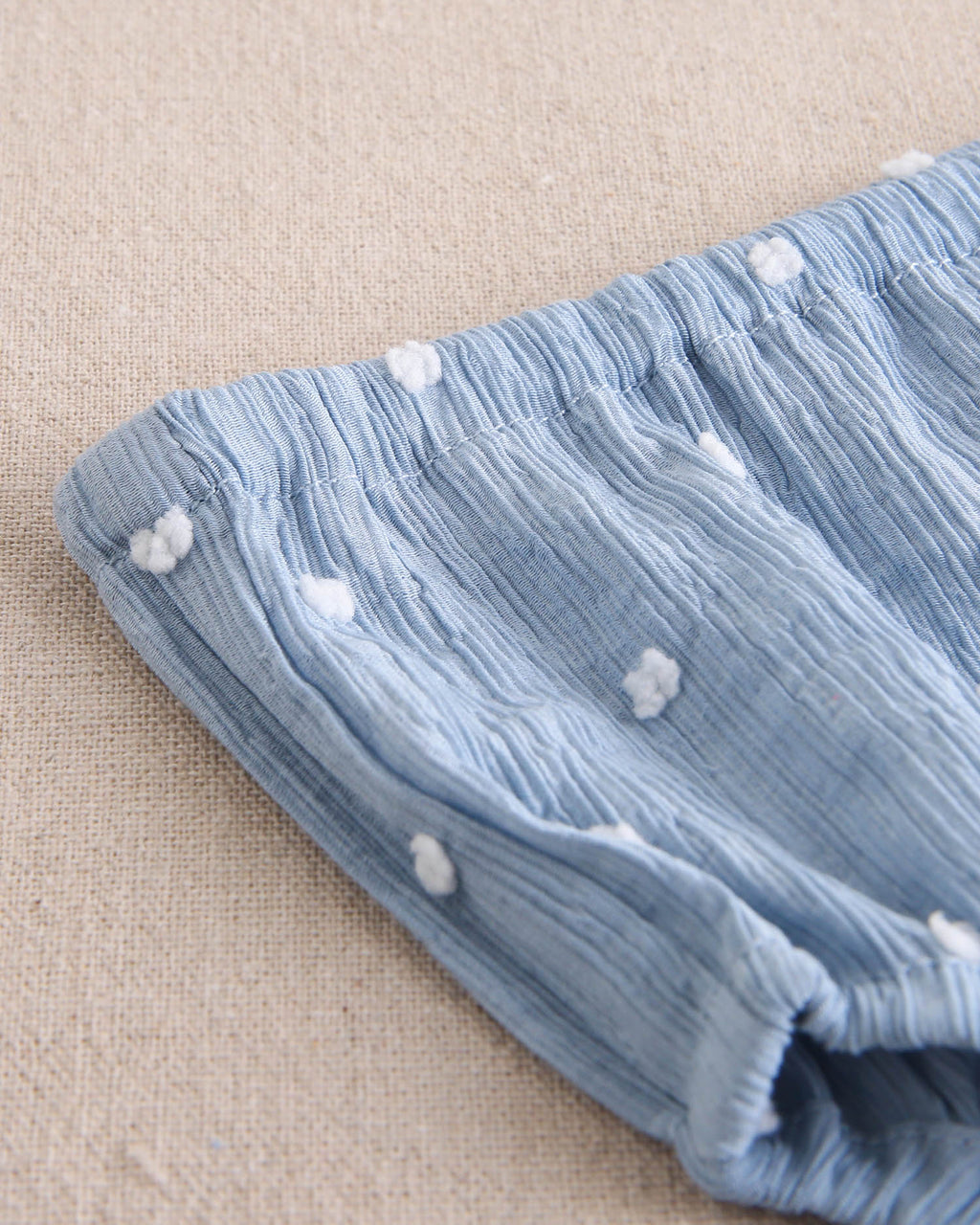 Vestido bebé niña de plumeti azul con topos blancos y volante en hombros