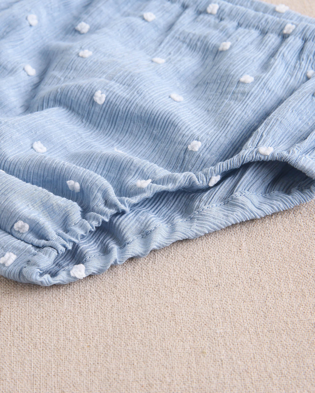 Vestido bebé niña de plumeti azul con topos blancos y volante en hombros