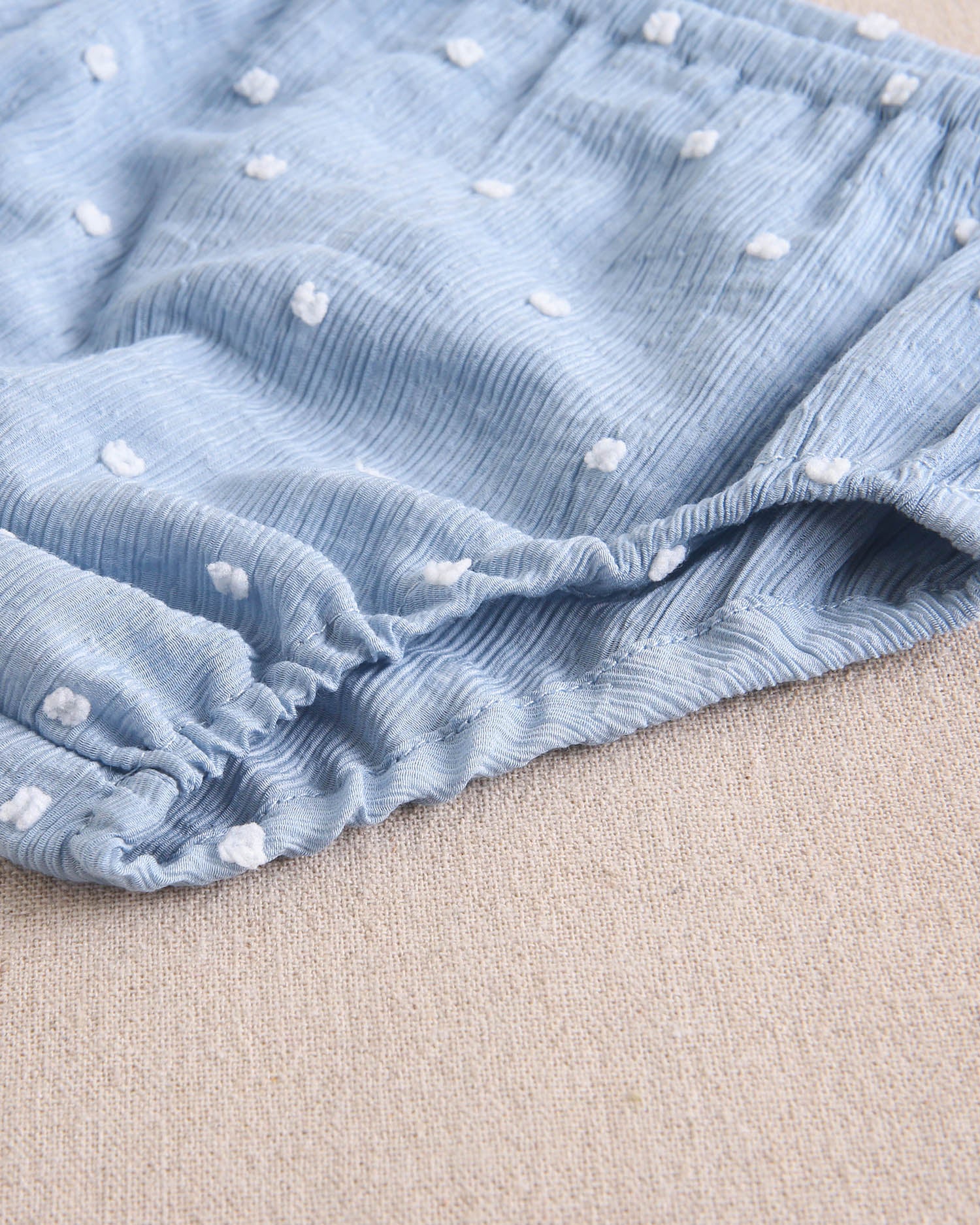 Vestido bebé niña de plumeti azul con topos blancos y volante en hombros