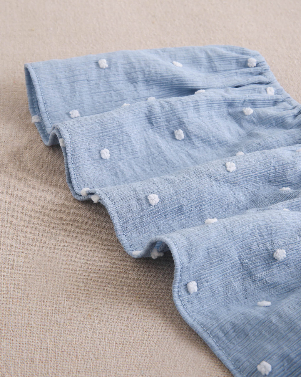 Vestido niña de plumeti azul con topos blancos y manga volante