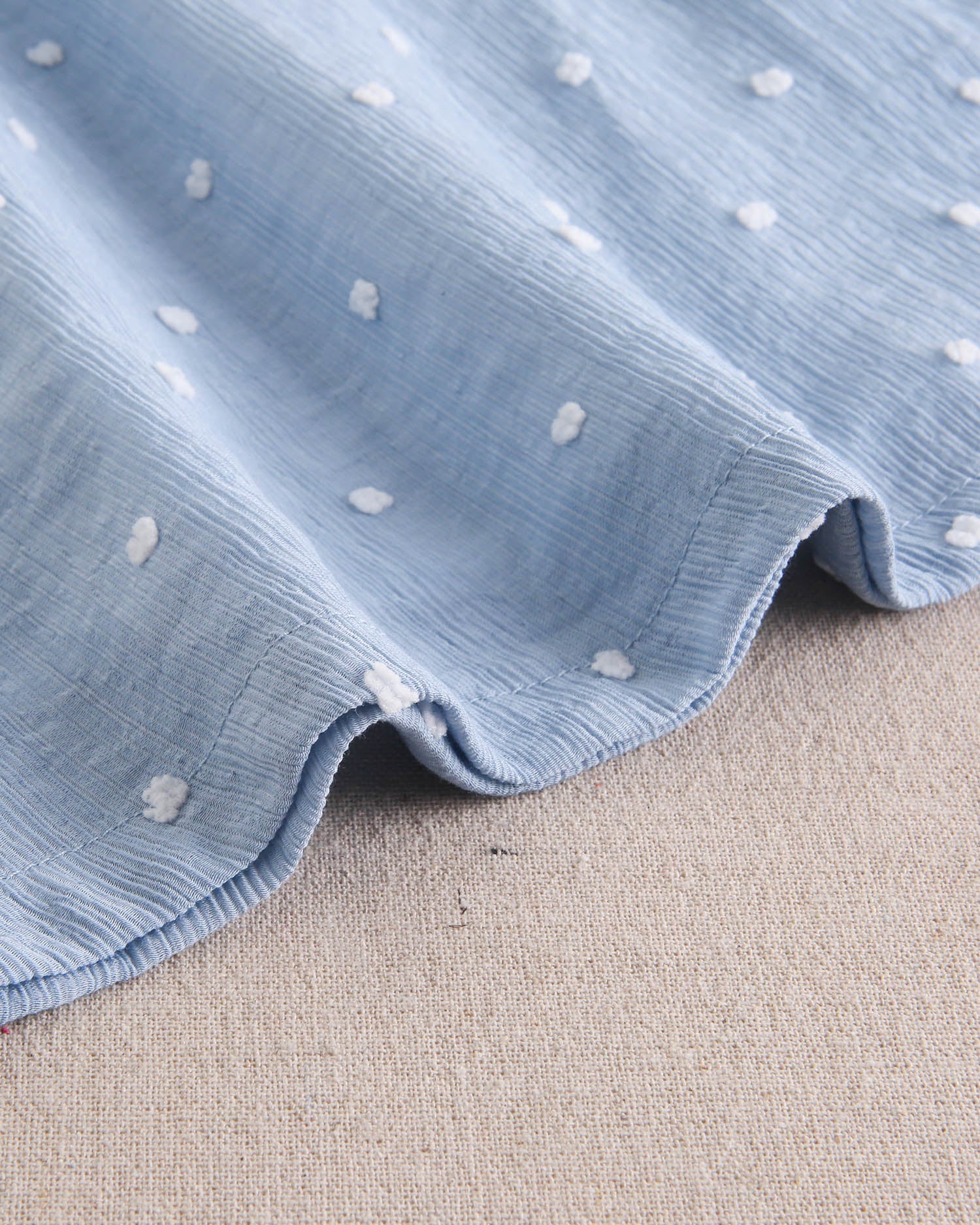 Vestido niña de plumeti azul con topos blancos y manga volante