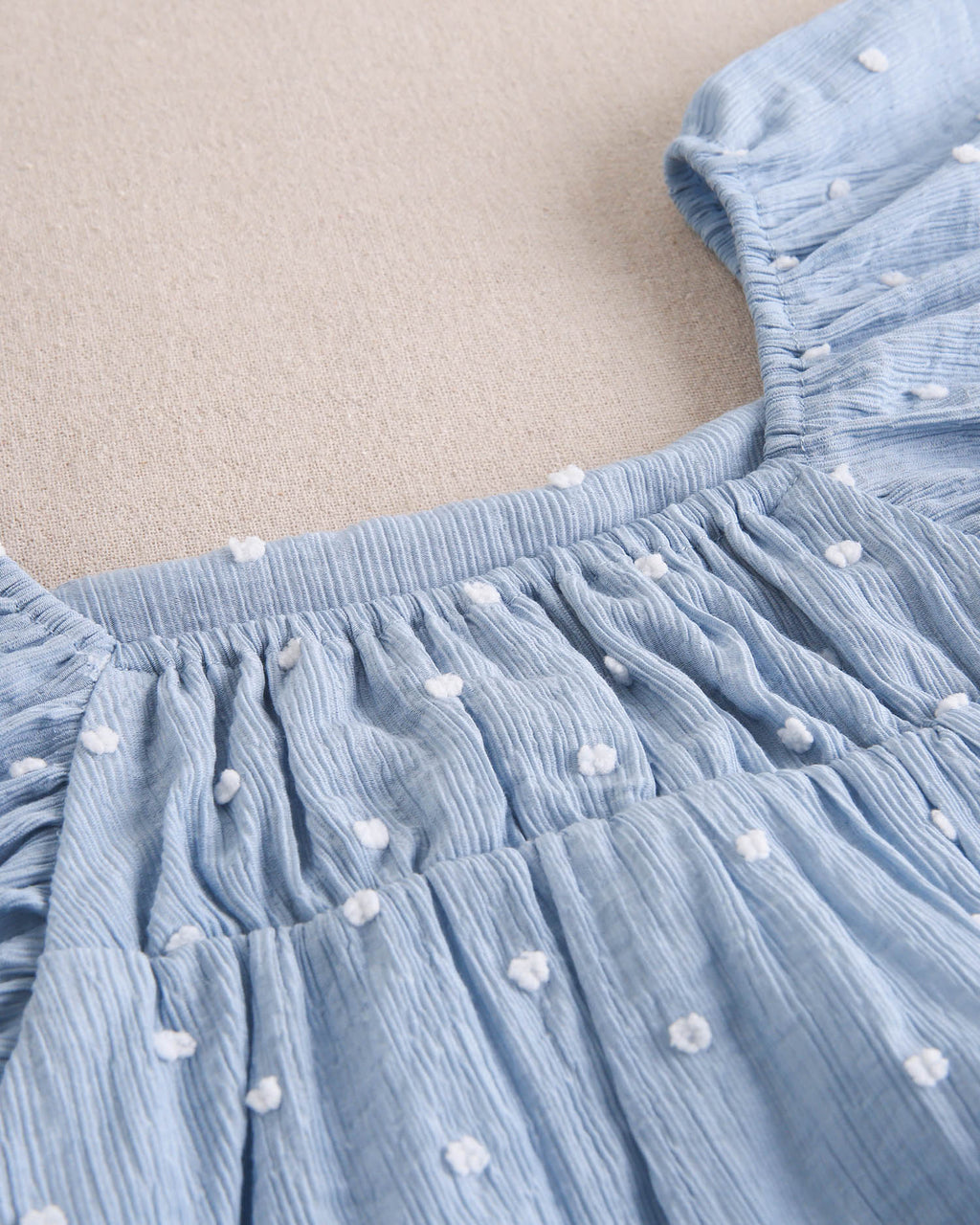 Vestido niña de plumeti azul con topos blancos y manga volante