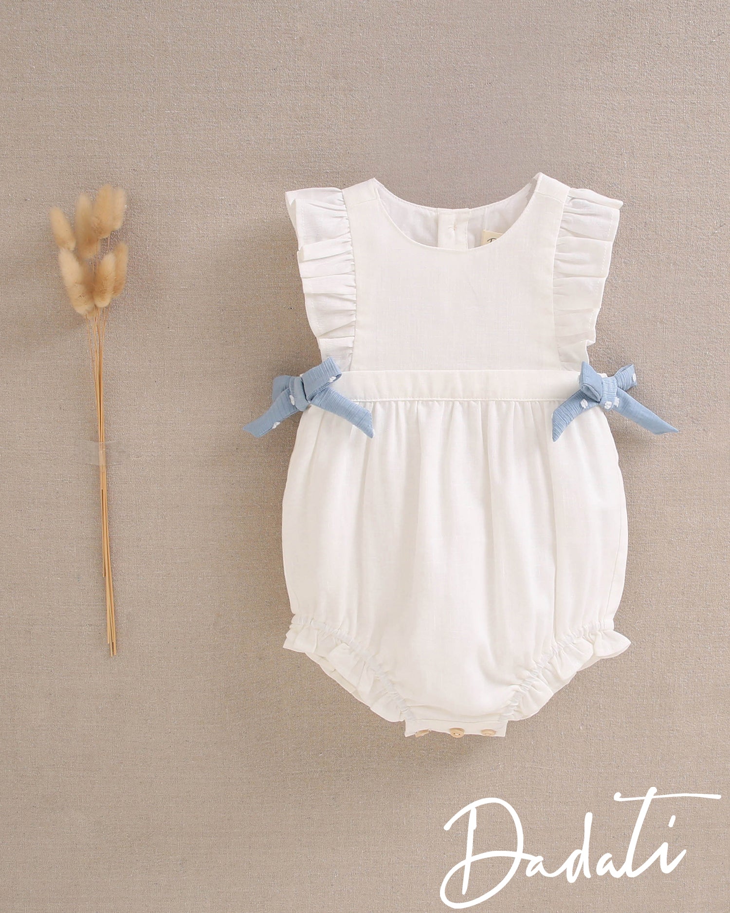 Ranita bebé niña blanca con lazos celestes