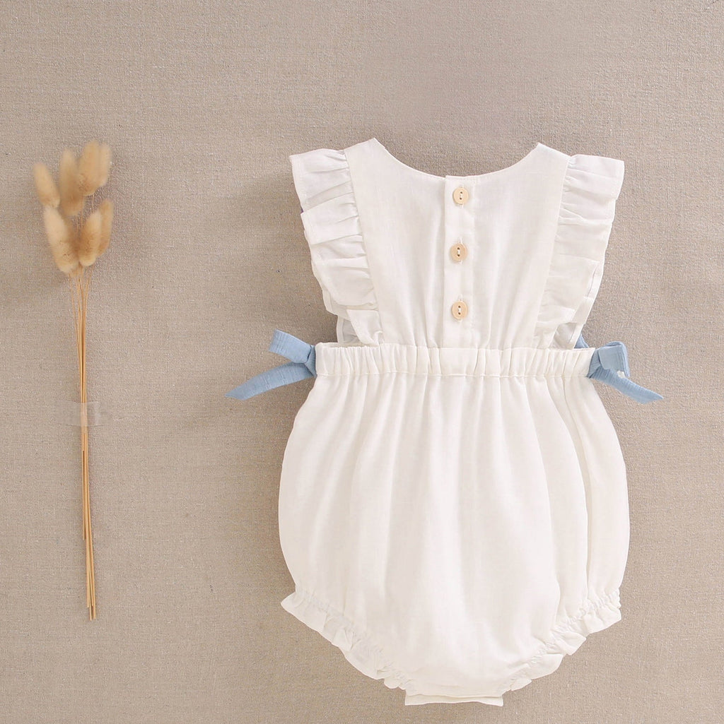 Ranita bebé niña blanca con lazos celestes