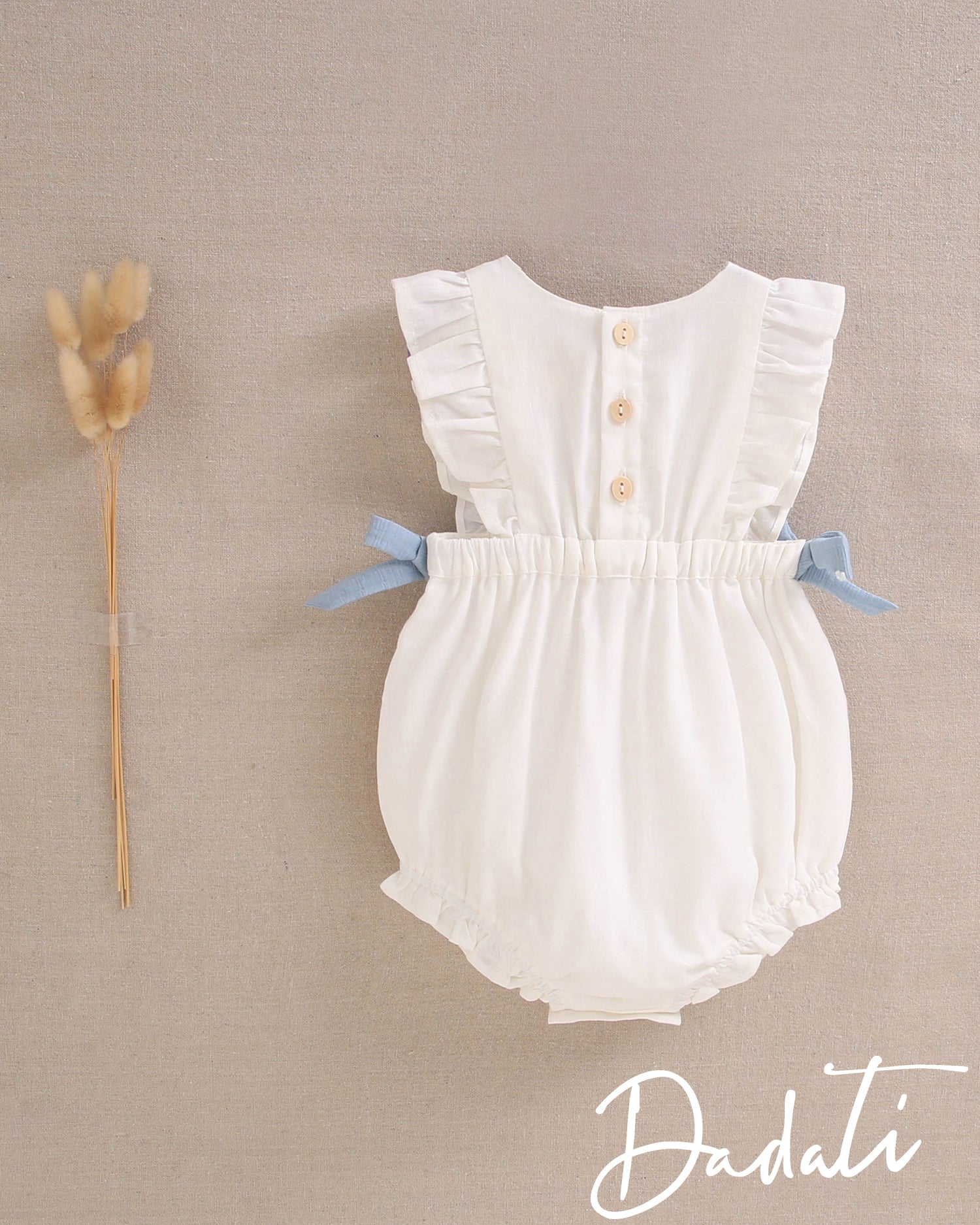 Ranita bebé niña blanca con lazos celestes