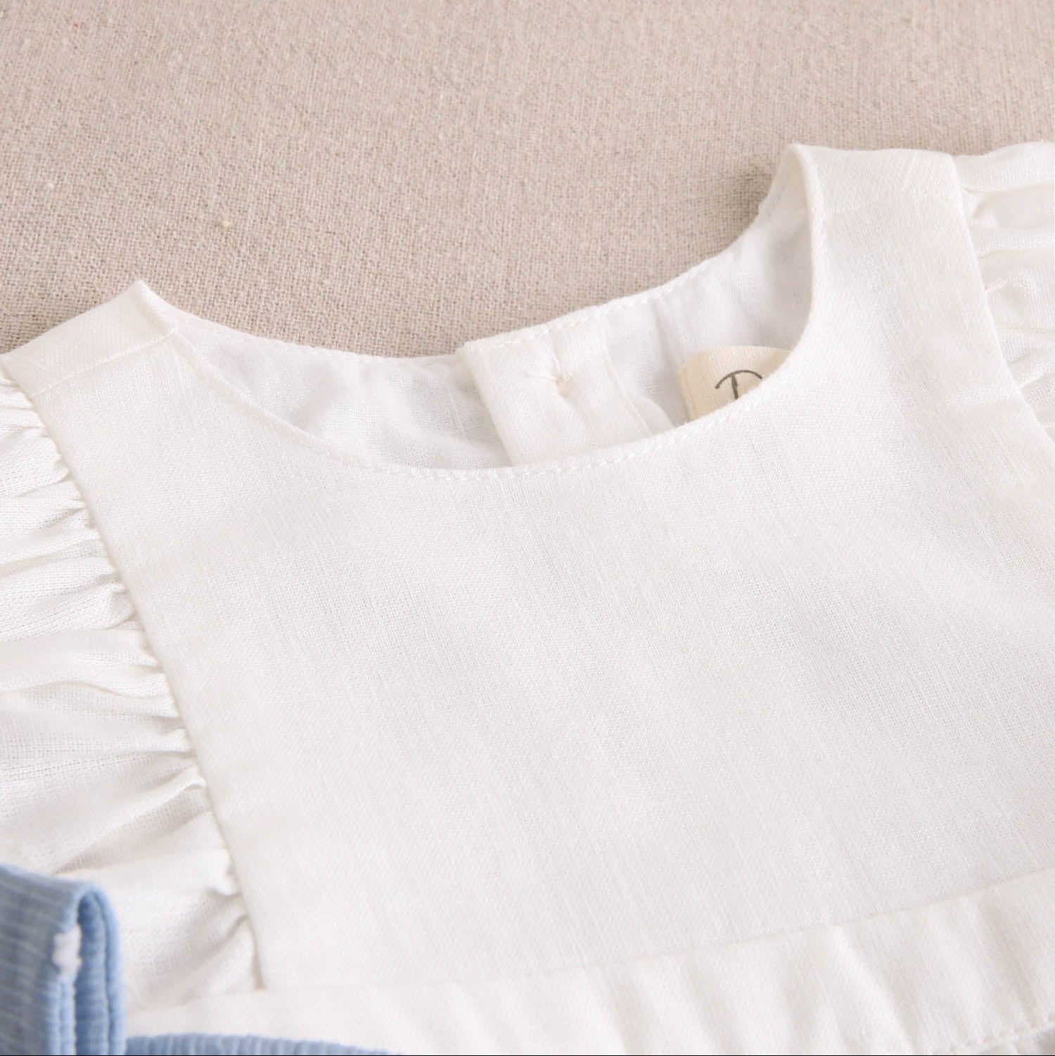 Ranita bebé niña blanca con lazos celestes