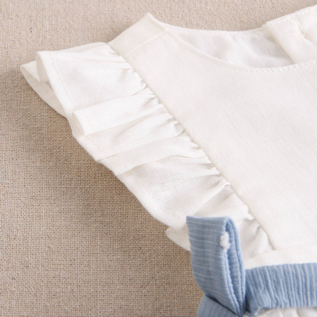 Ranita bebé niña blanca con lazos celestes