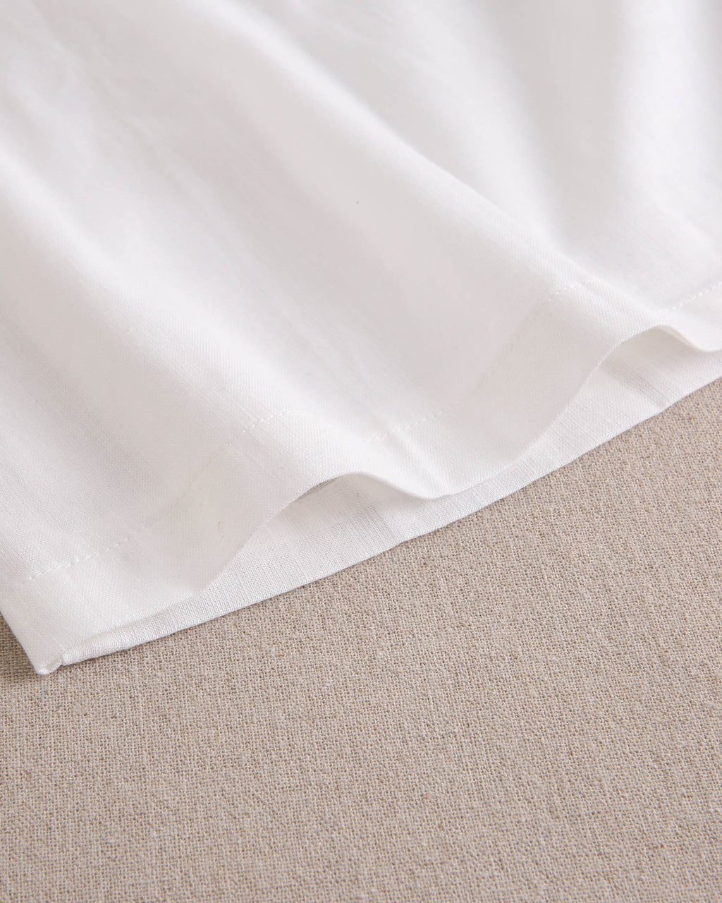 Vestido niña blanco con bordes en azul y lazo en espalda de plumeti azul