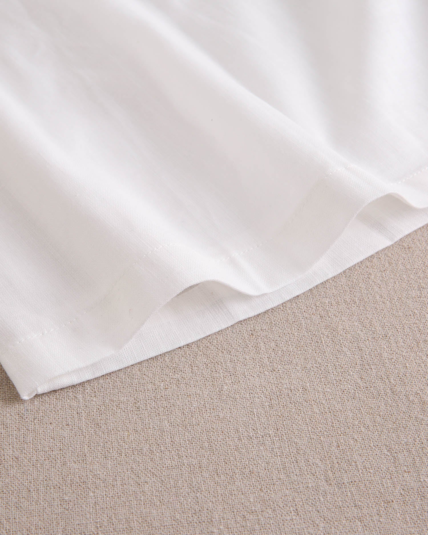 Vestido niña blanco con bordes en azul y lazo en espalda de plumeti azul