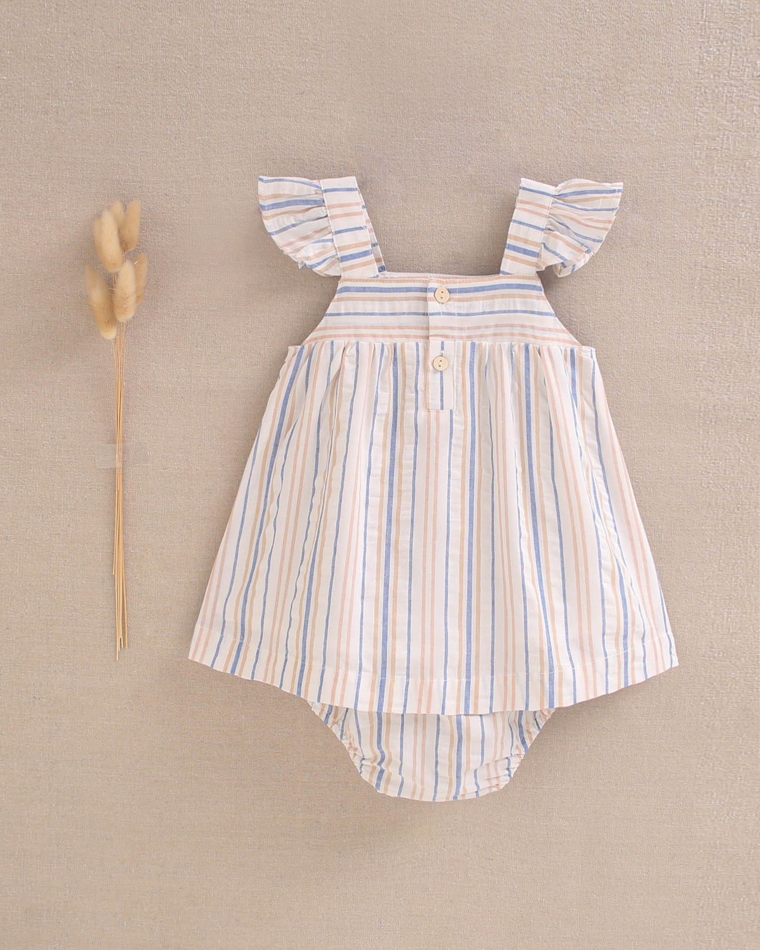 Vestido de bebé niña a rayas mostaza y azul con volante en tirantes