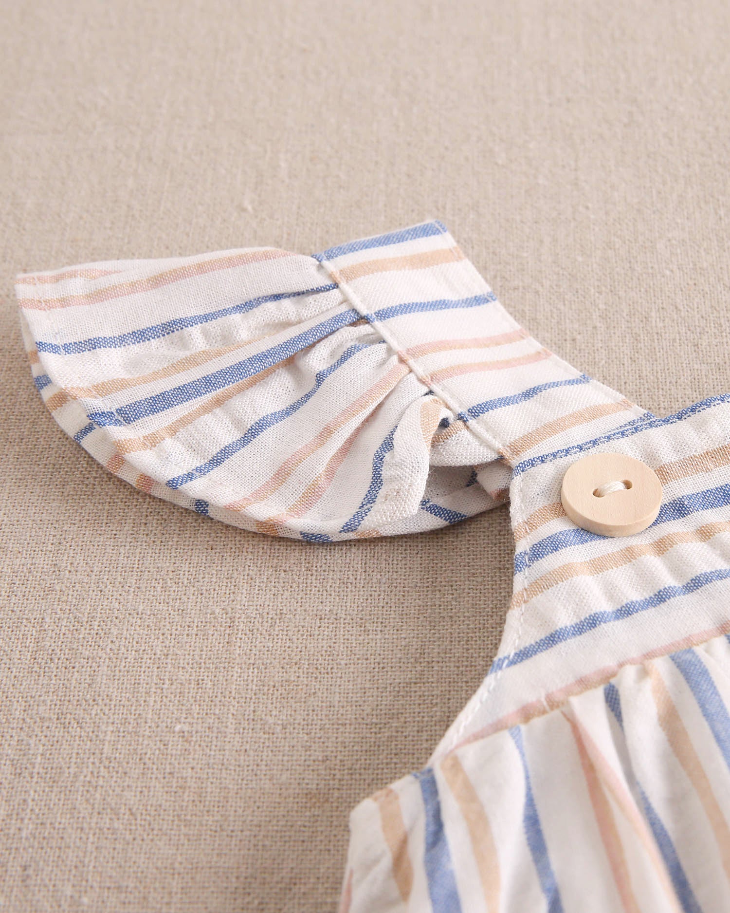 Vestido de bebé niña a rayas mostaza y azul con volante en tirantes