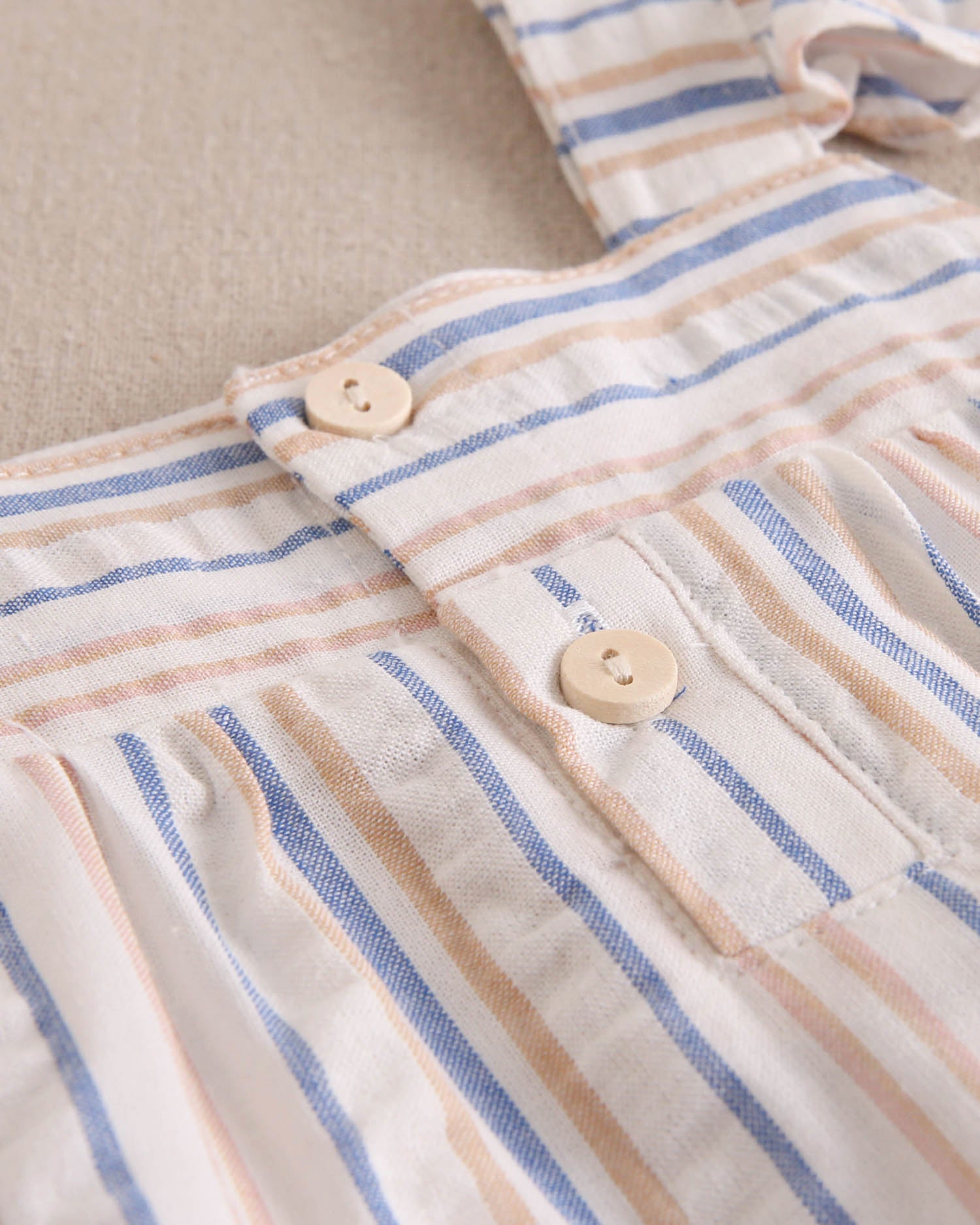 Vestido de bebé niña a rayas mostaza y azul con volante en tirantes