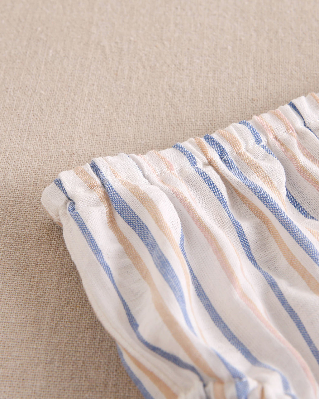 Vestido de bebé niña a rayas mostaza y azul con volante en tirantes