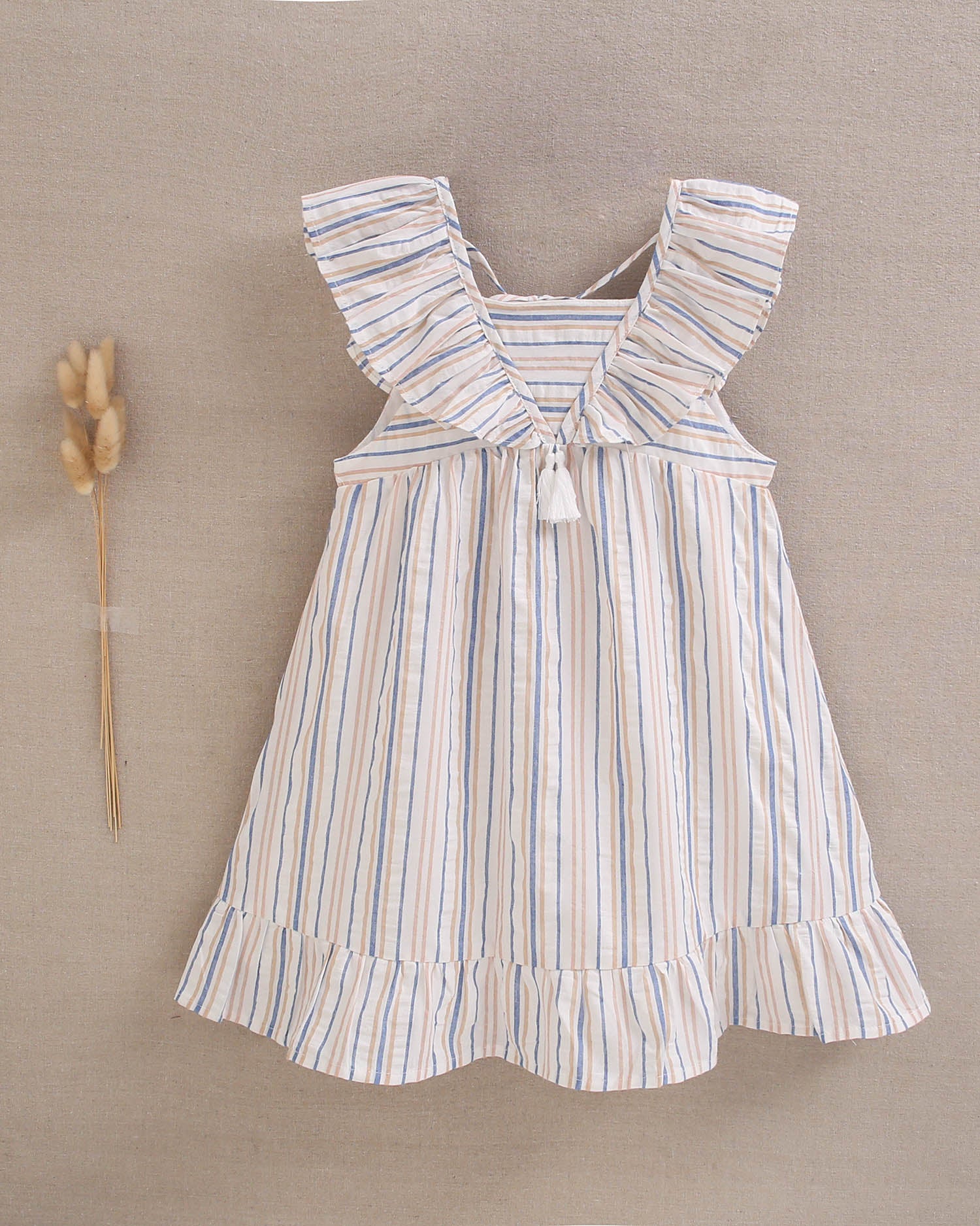 Vestido niña a rayas mostaza y azul con volante en hombros y cuello con borla