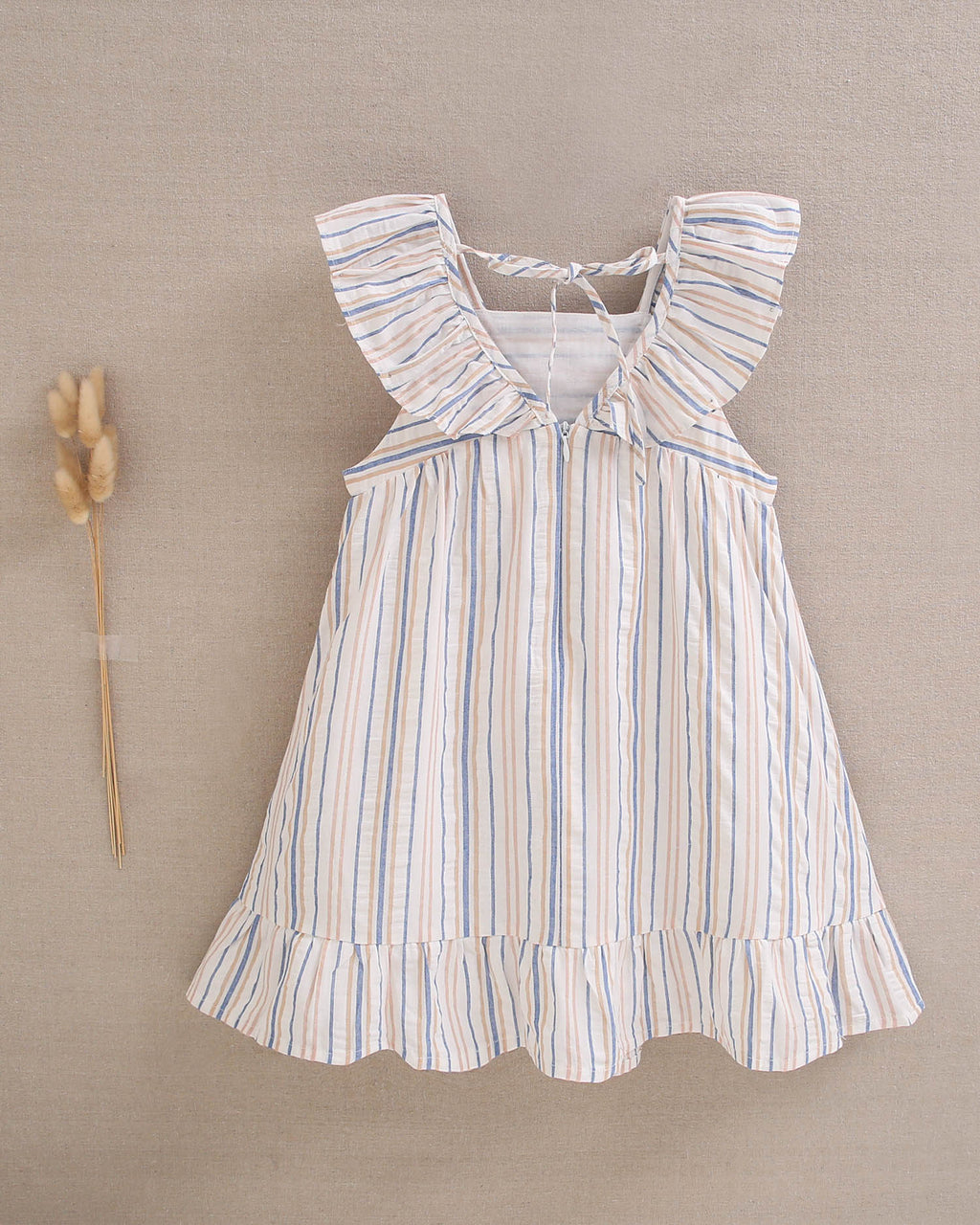 Vestido niña a rayas mostaza y azul con volante en hombros y cuello con borla