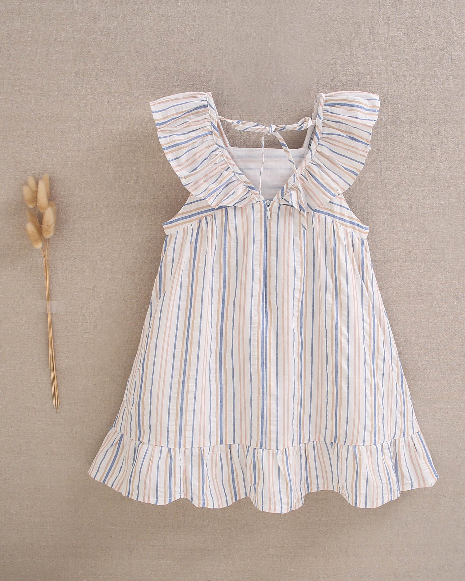 Vestido niña a rayas mostaza y azul con volante en hombros y cuello con borla
