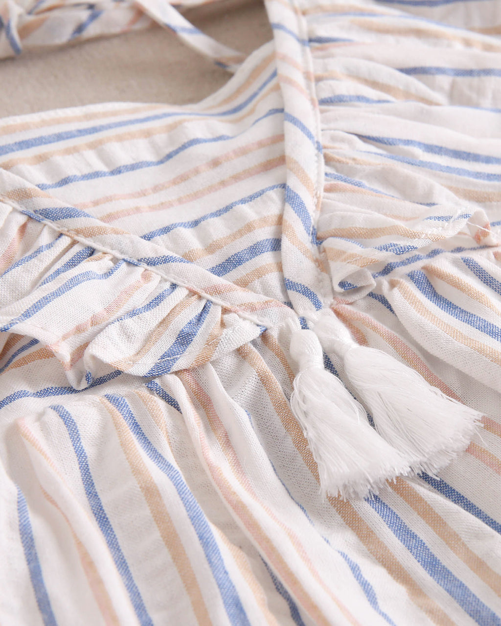 Vestido niña a rayas mostaza y azul con volante en hombros y cuello con borla