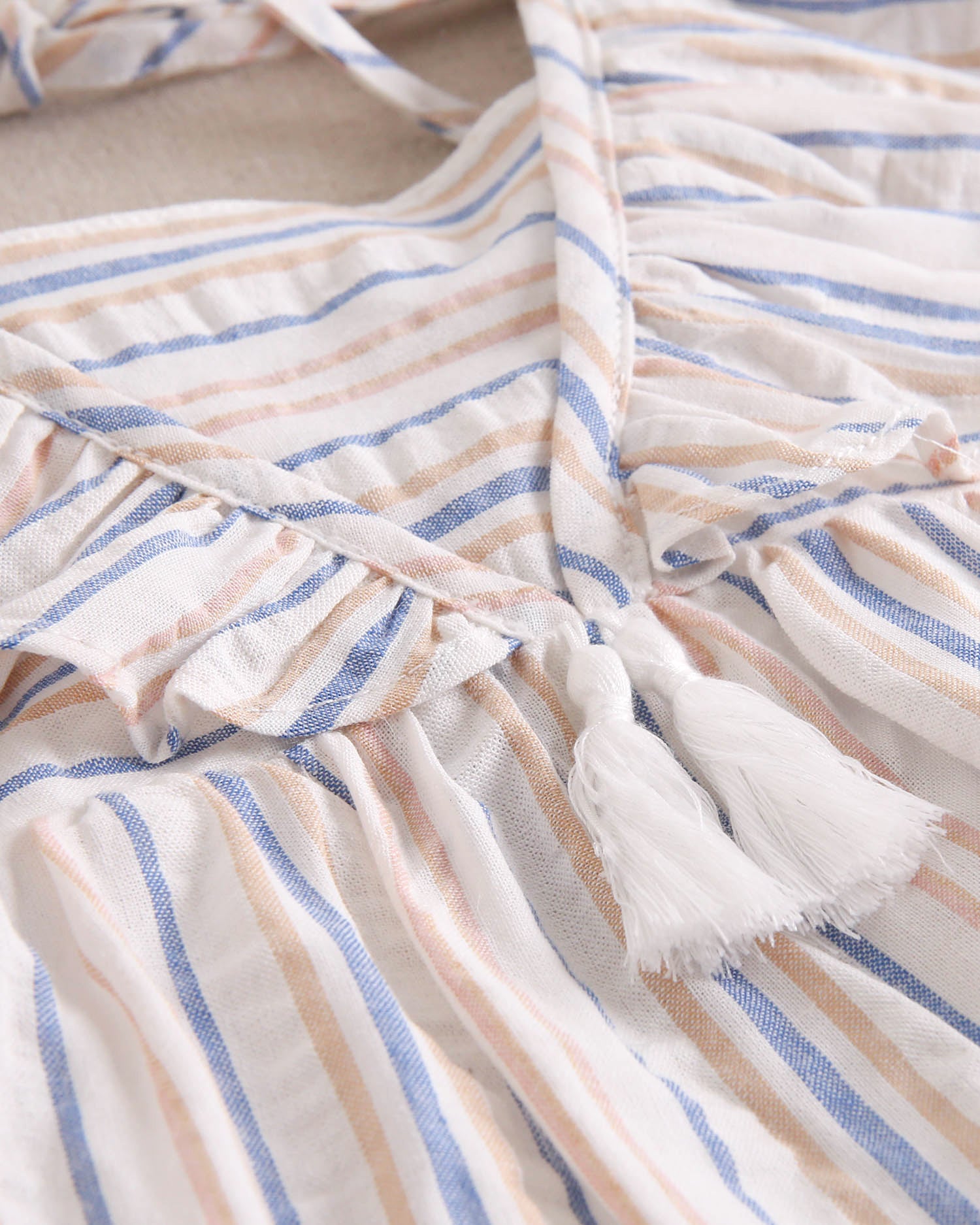 Vestido niña a rayas mostaza y azul con volante en hombros y cuello con borla