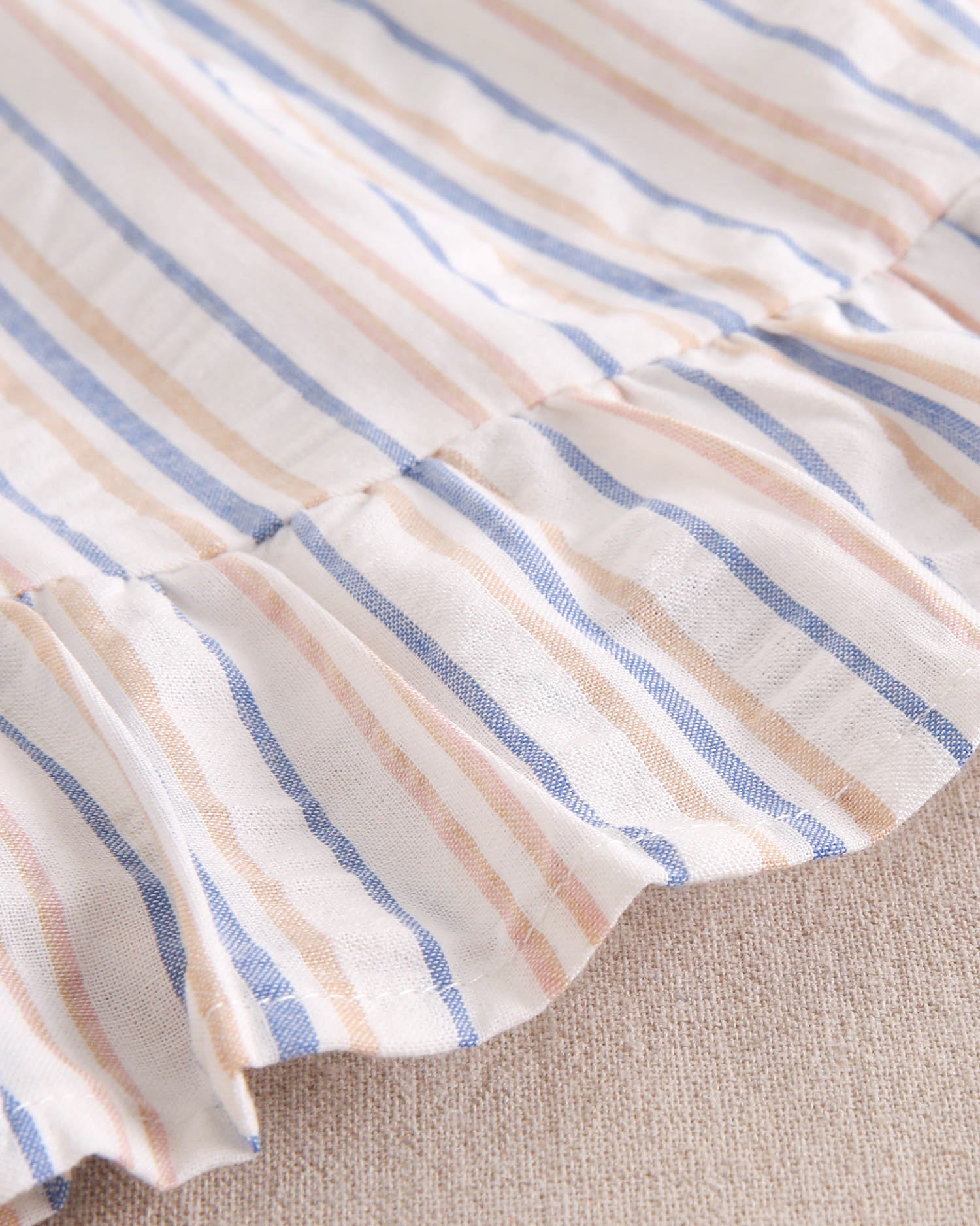 Vestido niña a rayas mostaza y azul con volante en hombros y cuello con borla