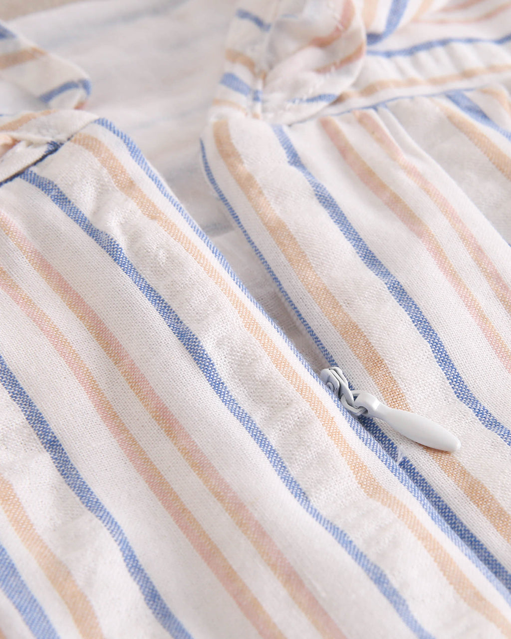 Vestido niña a rayas mostaza y azul con volante en hombros y cuello con borla