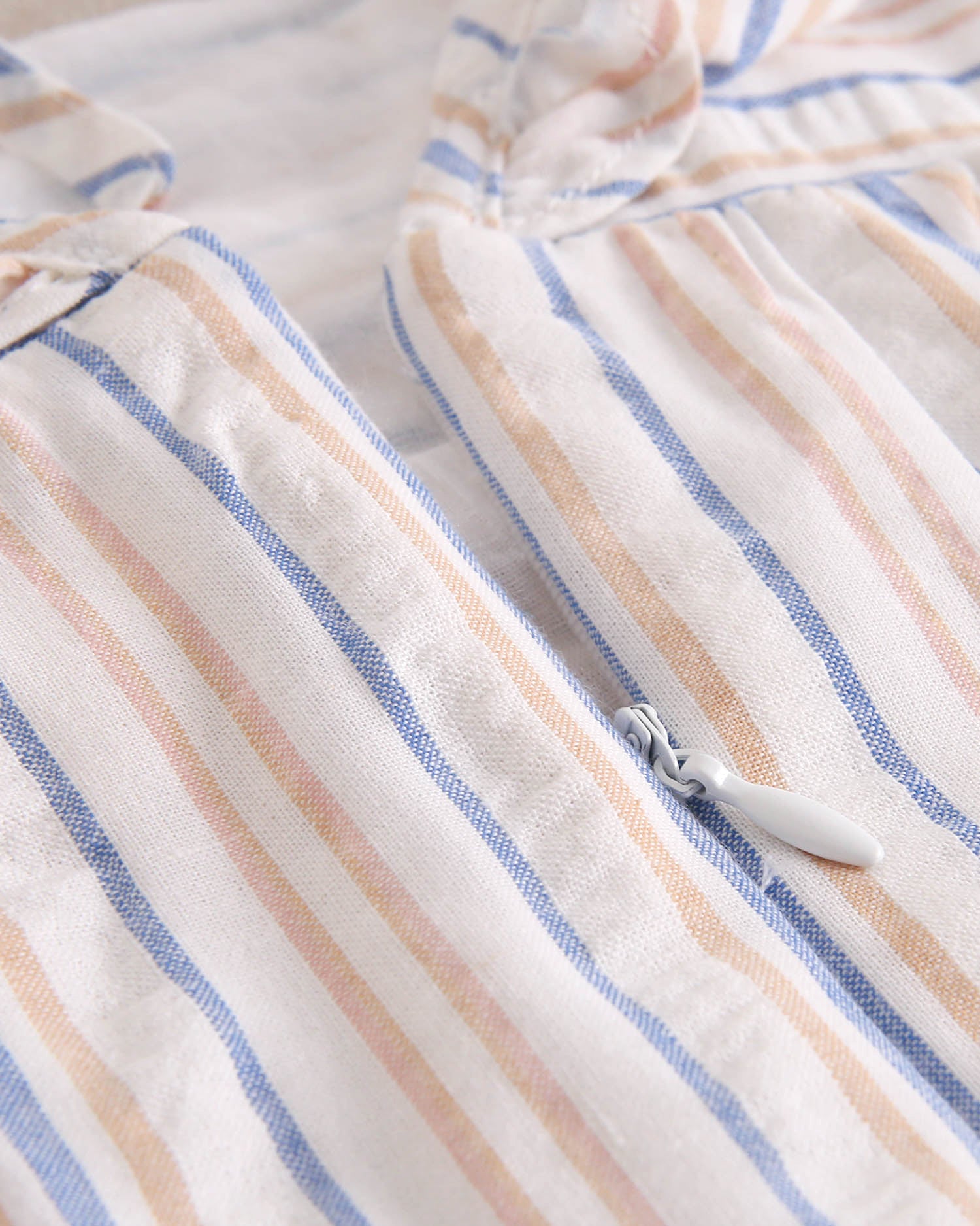 Vestido niña a rayas mostaza y azul con volante en hombros y cuello con borla