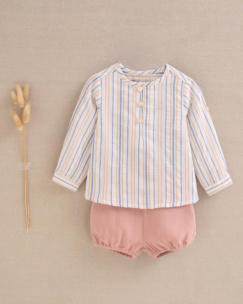 Conjunto bebé niño camisa rayas mostaza y azul, con short coral