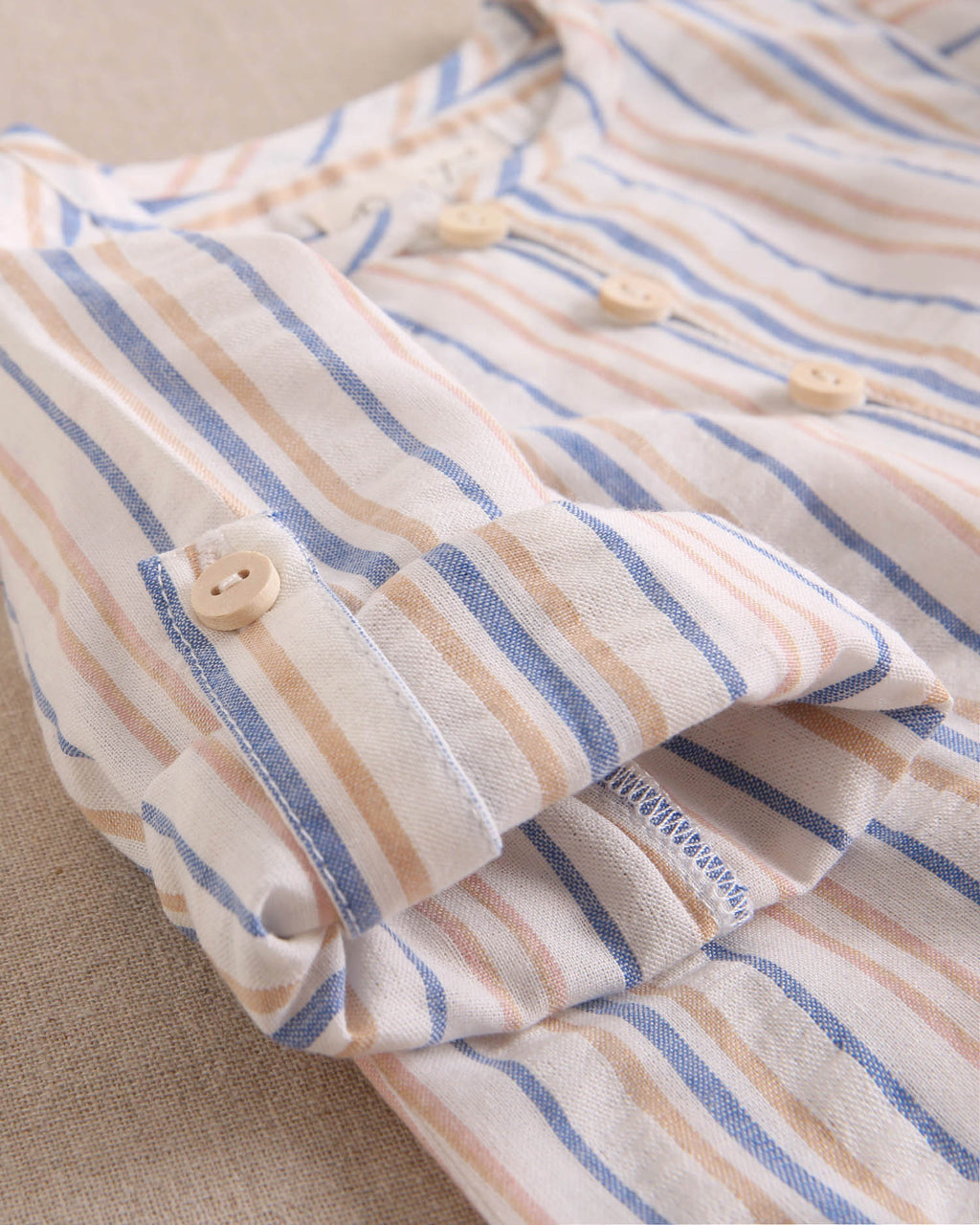 Conjunto bebé niño camisa rayas mostaza y azul, con short coral