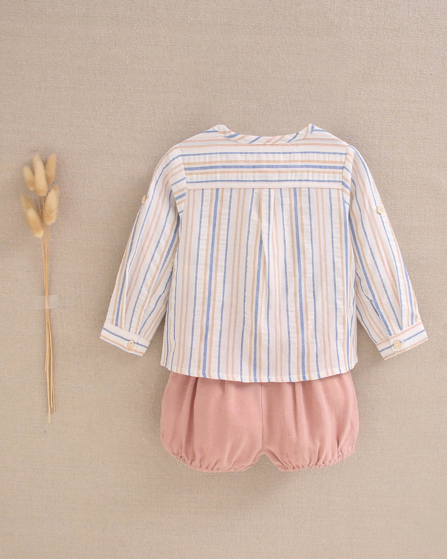 Conjunto bebé niño camisa rayas mostaza y azul, con short coral