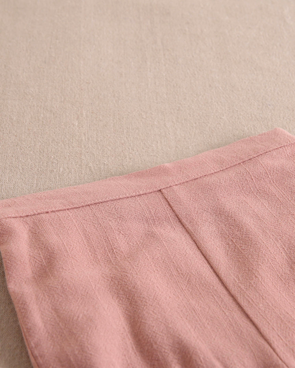 Conjunto bebé niño camisa rayas mostaza y azul, con short coral