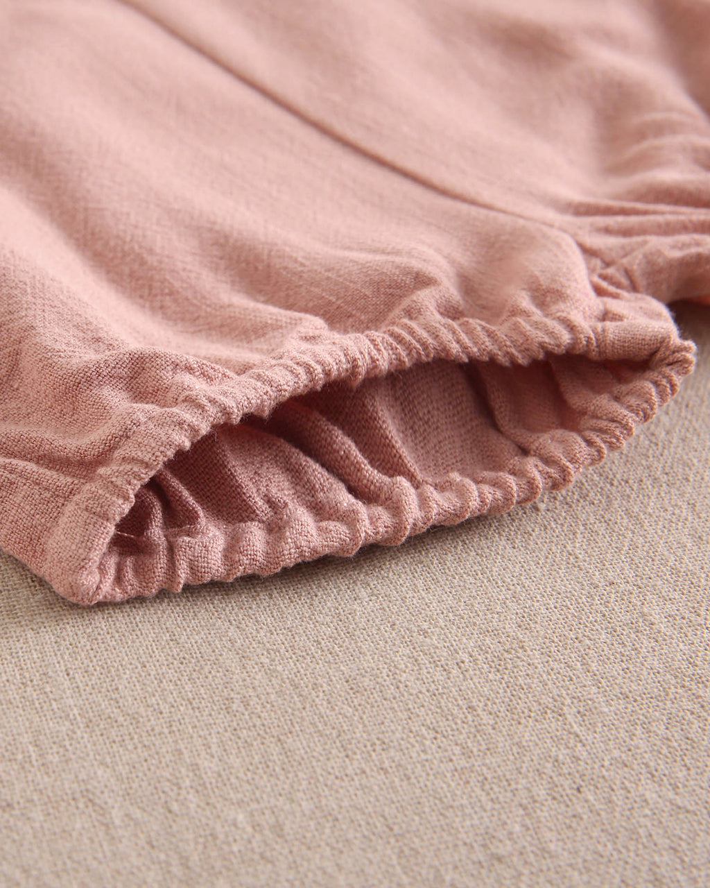 Conjunto bebé niño camisa rayas mostaza y azul, con short coral